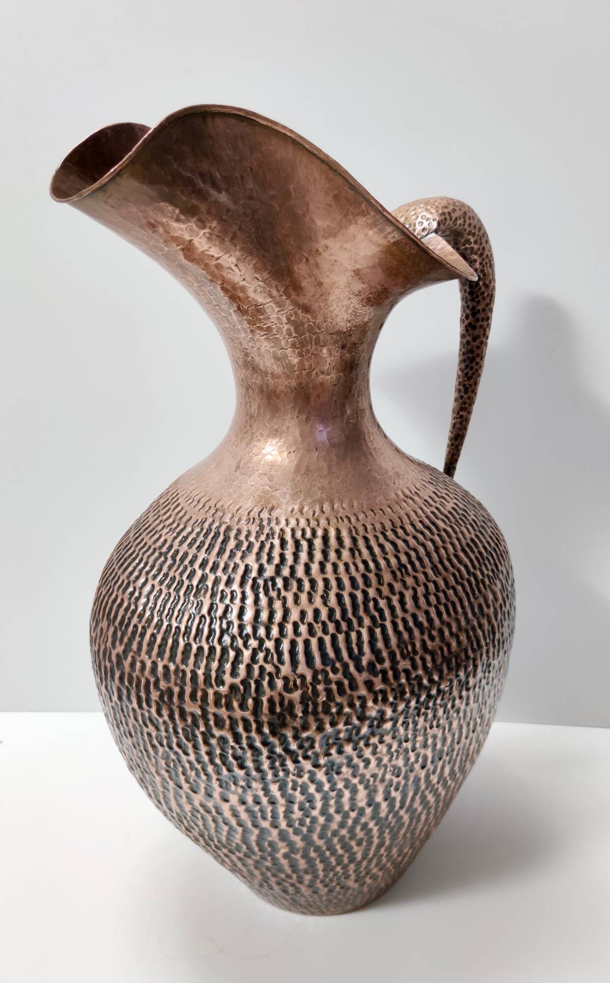 Grand vase pichet en cuivre gaufré par Egidio Casagrande, Italie