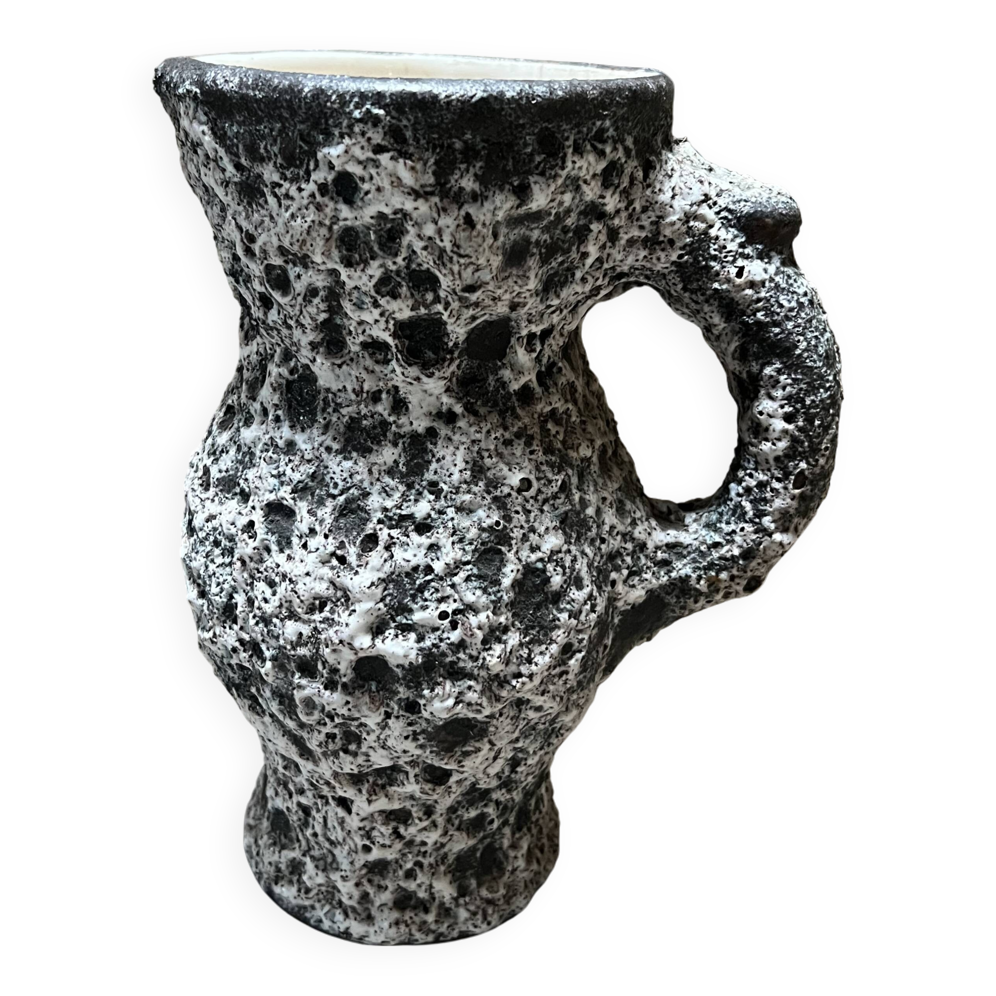 Vintage black and white textured ceramic pitcher – Fat Lava brutali style
