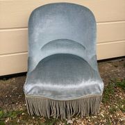 Fauteuil crapaud en velours bleu ciel