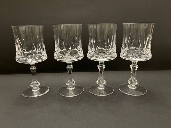 4 verres à pied en cristal taillé