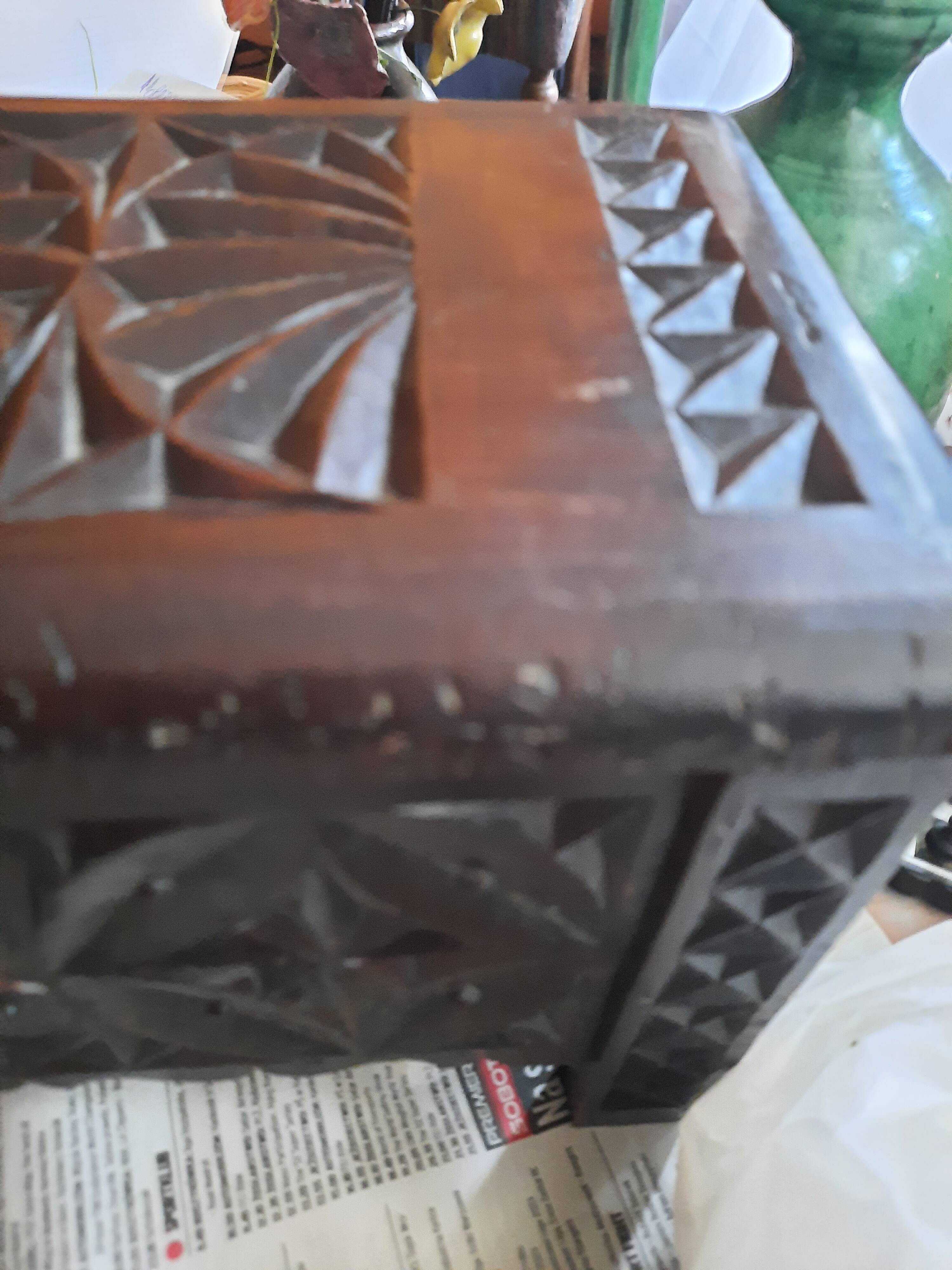 Coffret en bois sculpté