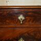 Commode Victorienne en Bois Flammé avec Roulettes en Porcelaine