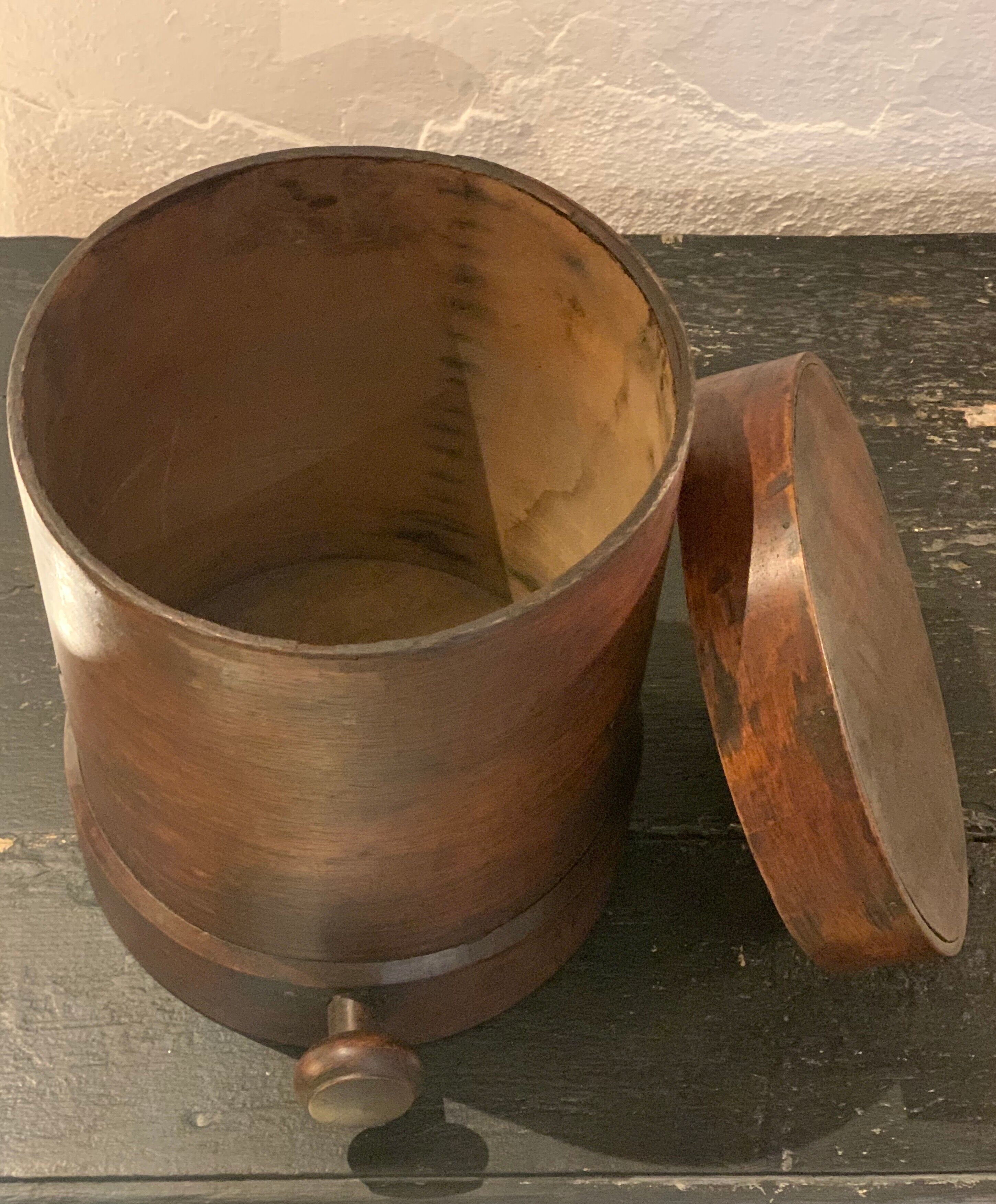 Pot d’apothicaire en bois