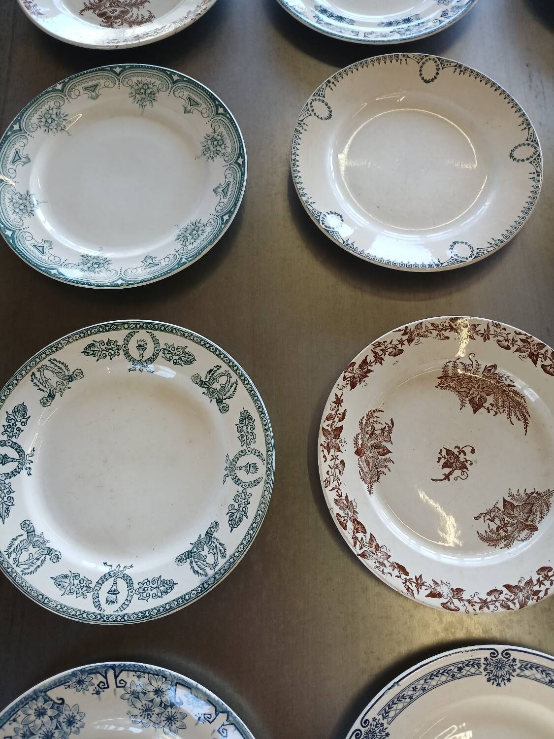 14 mismatched flat plates Terre de fer