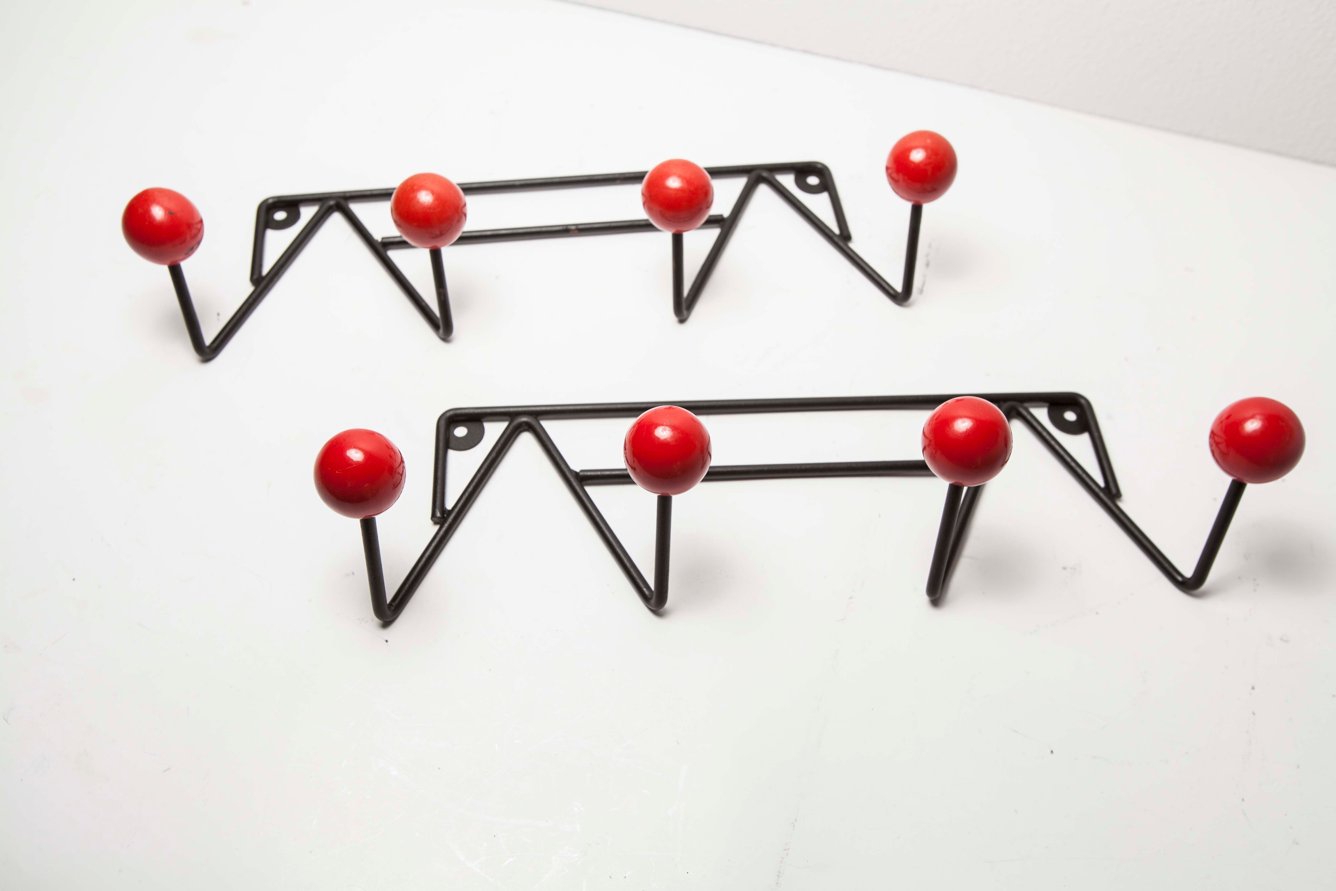 Coatrack 60s black and red 4 balls