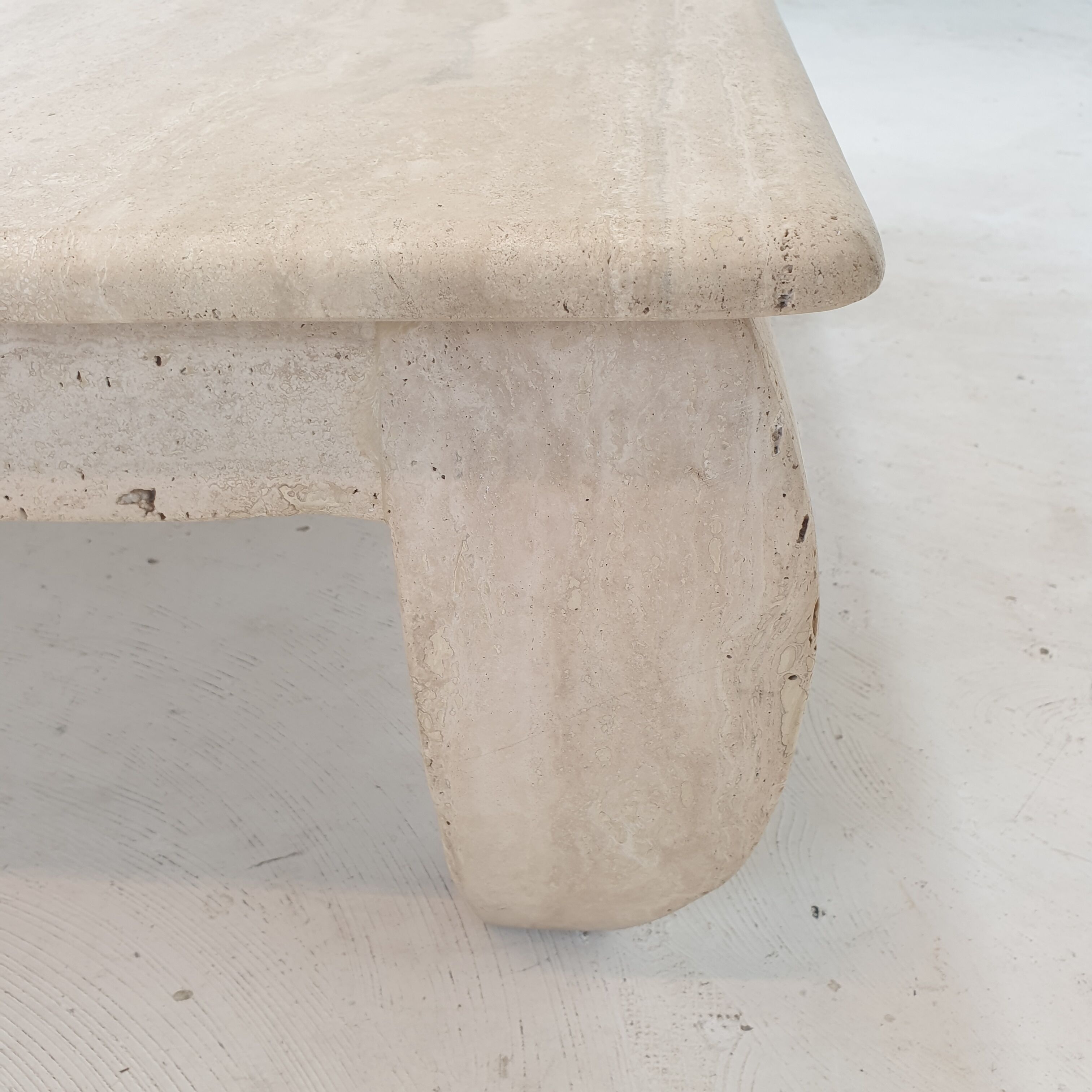 Table basse en travertin italien "Opium", années 1980.