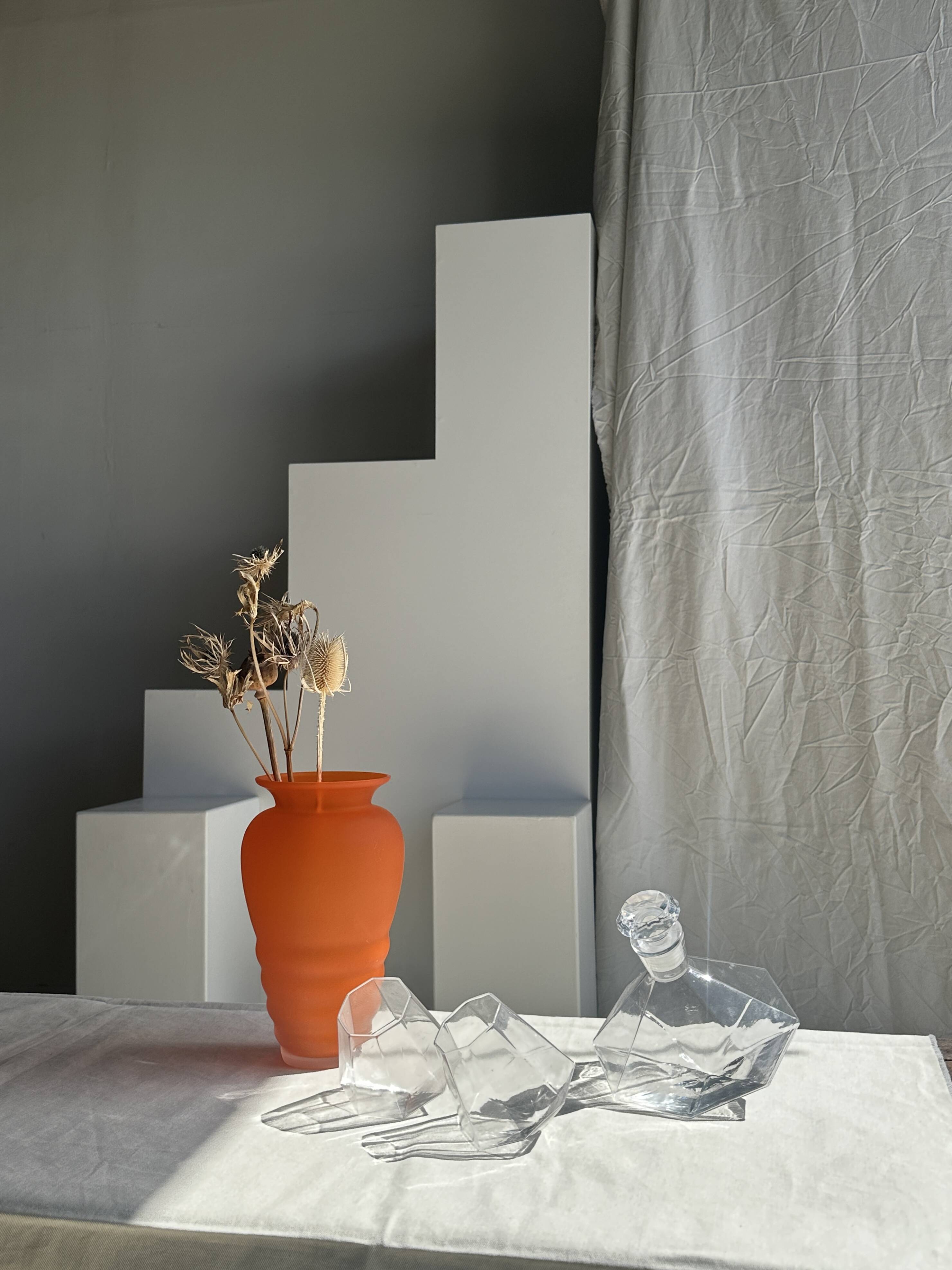 Small geometric carafe with diamond-shaped stopper and its 4 glasses