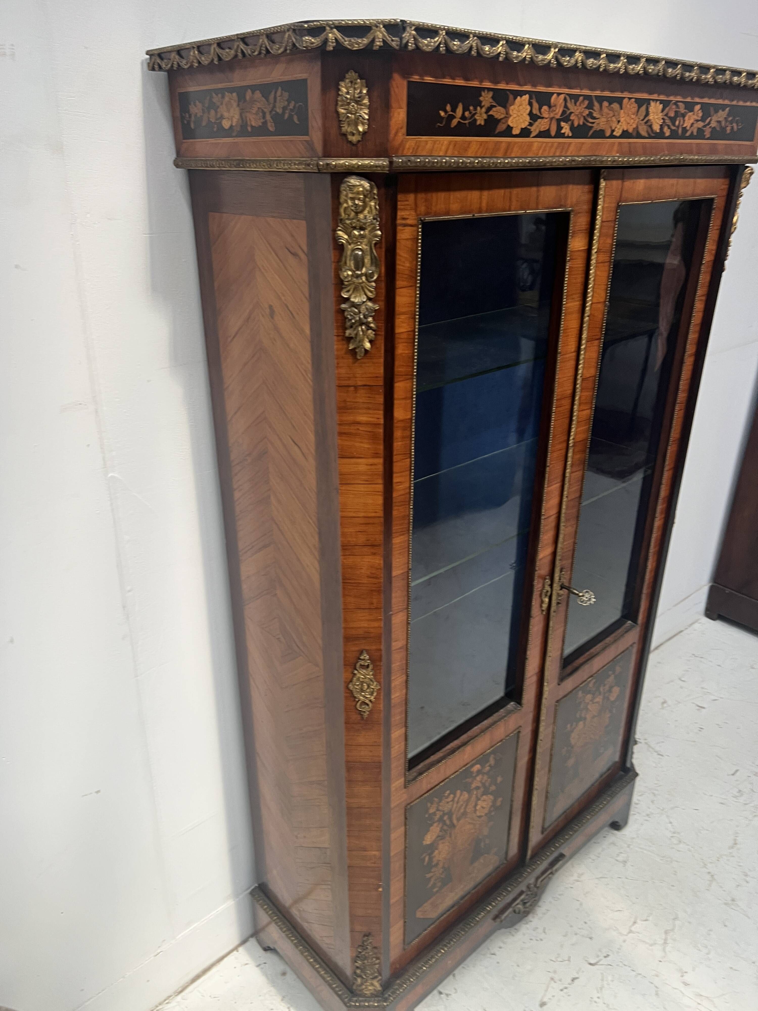 Napoleon III display cabinet in rosewood veneer and marquetry, 19th century.