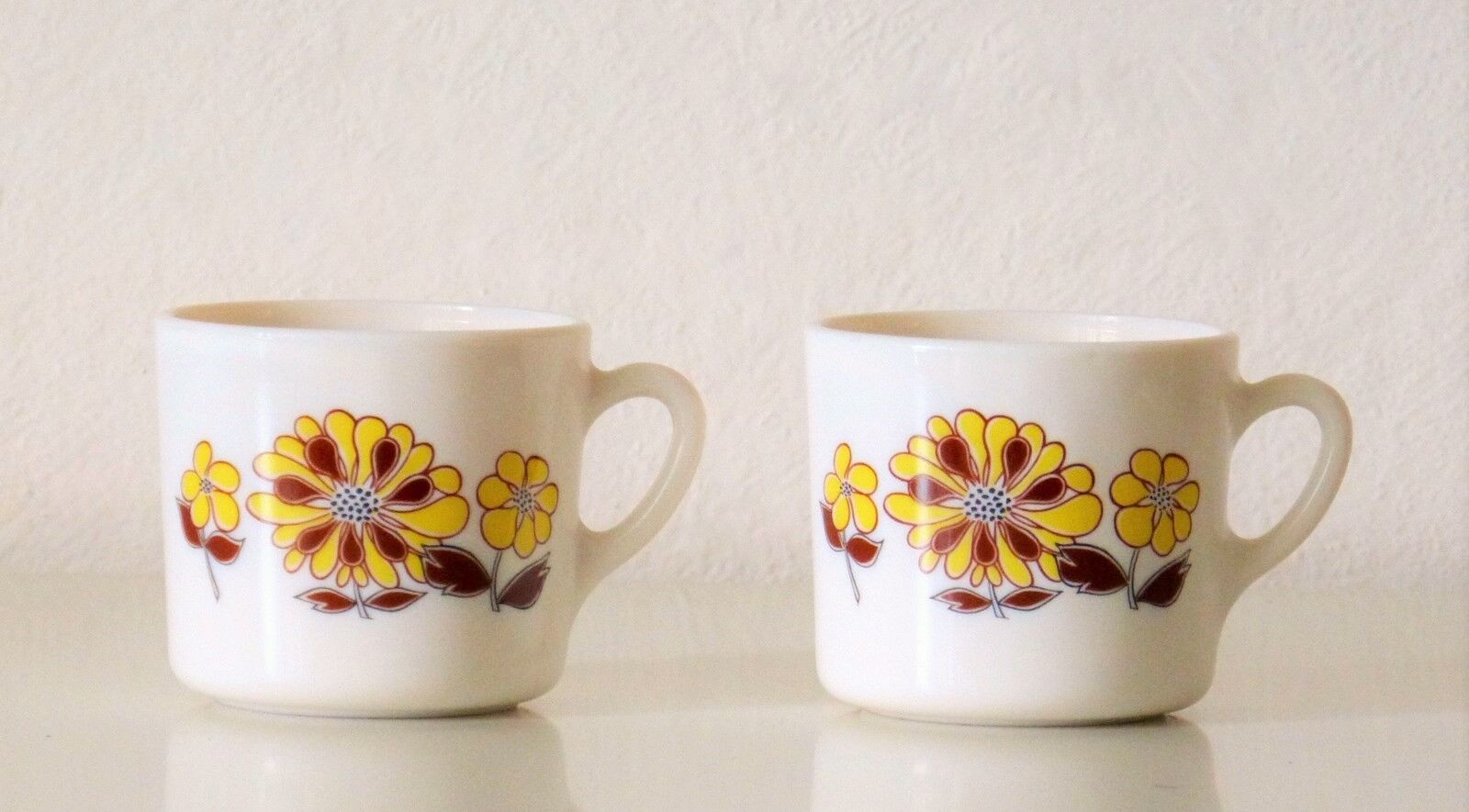 Two cups Sovirel France, pyrex décor of flowers vintage 70's