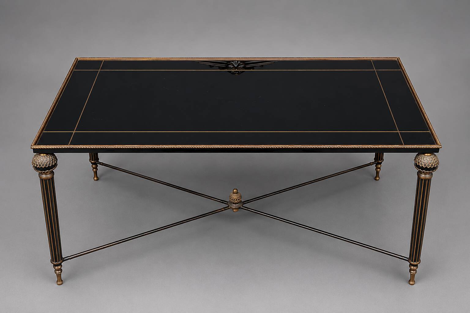 Table basse française néoclassique vintage.