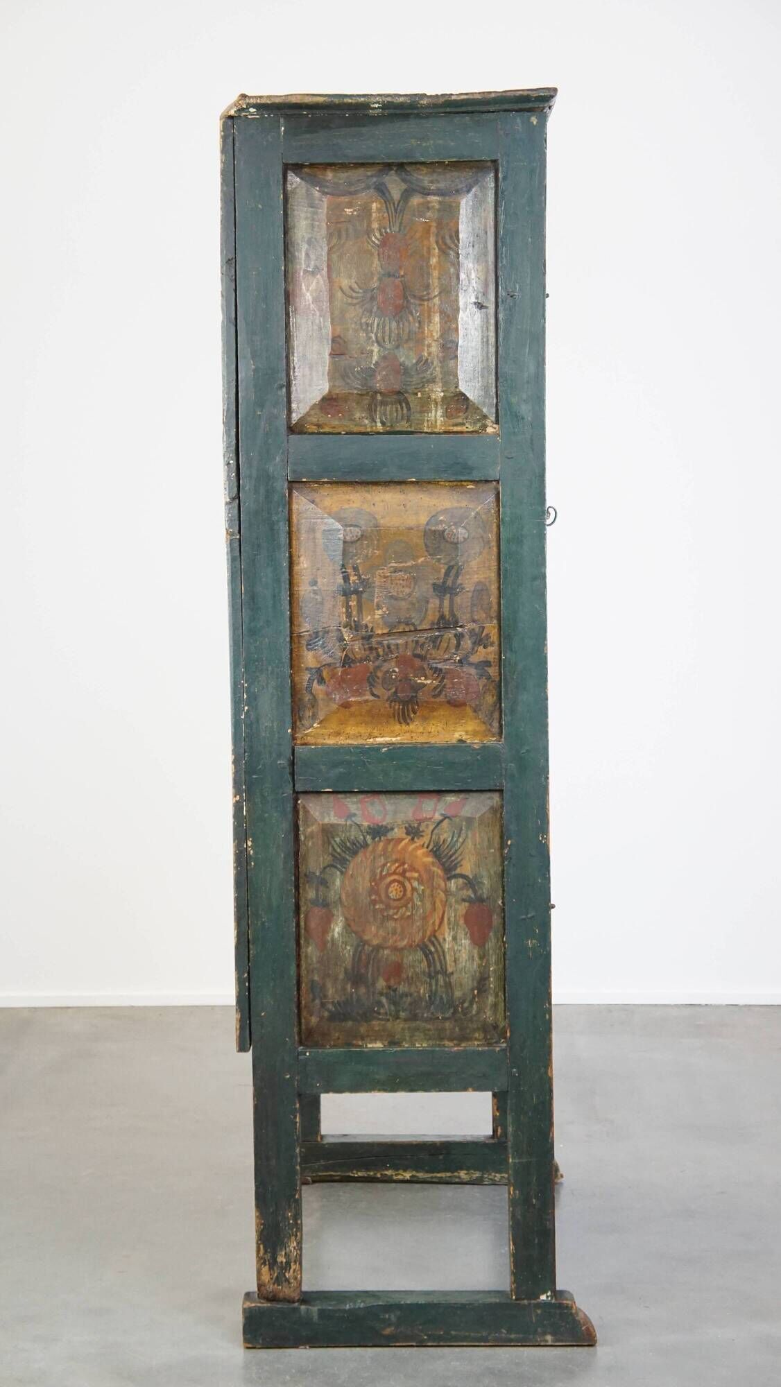 Armoire, buffet espagnol en bois vert et peintures Art populaire, XVIIIe siècle