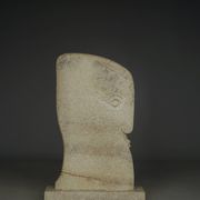 Sculpture monumentale de tête stylisée. Années 1970.
