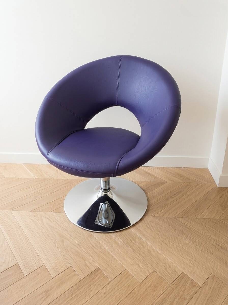 Vintage 70s armchair in purple faux leather with steel legs.