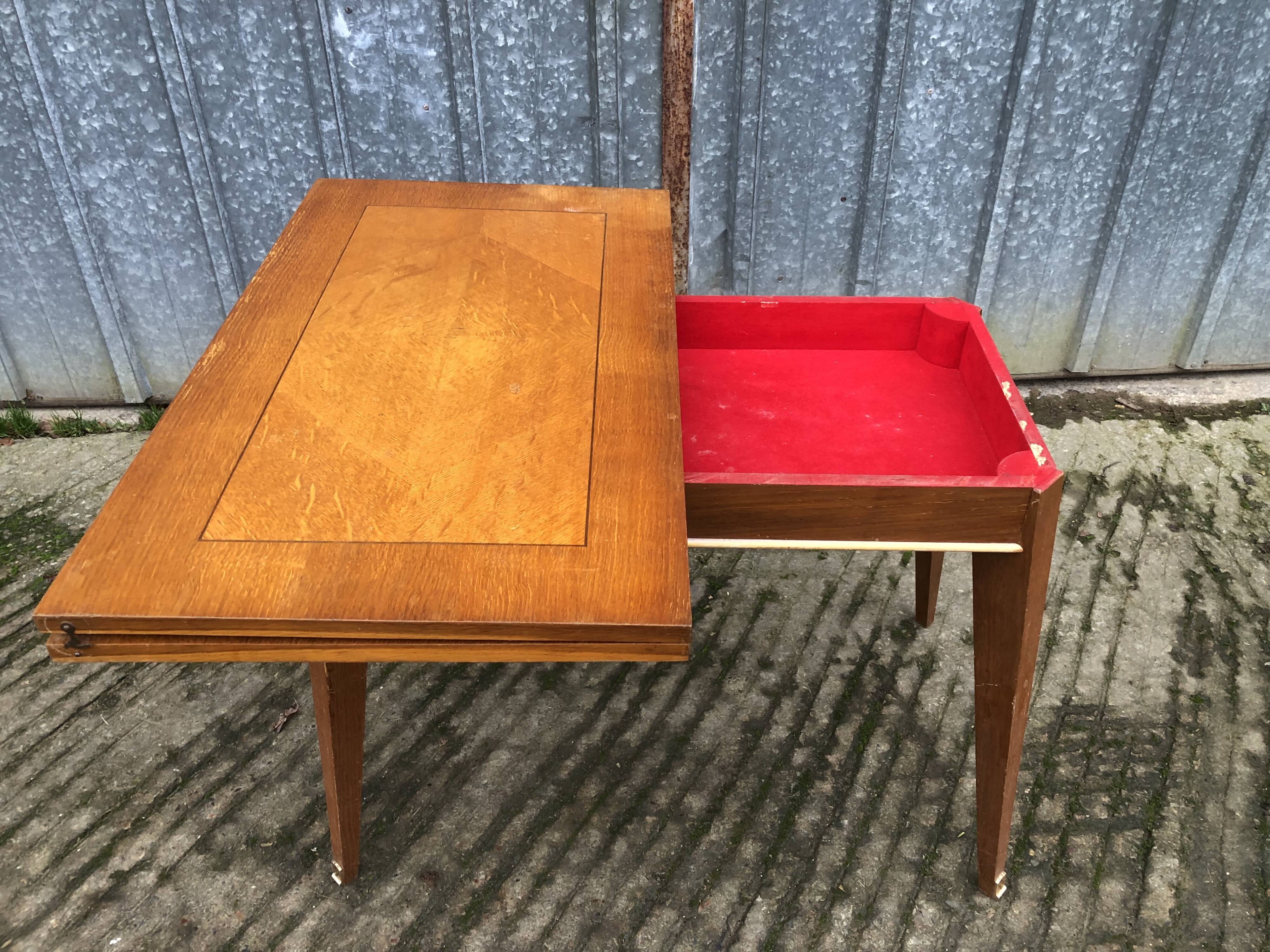 Table vintage portefeuille en chêne aux pieds compas.