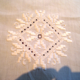 Nappe à thé brodée