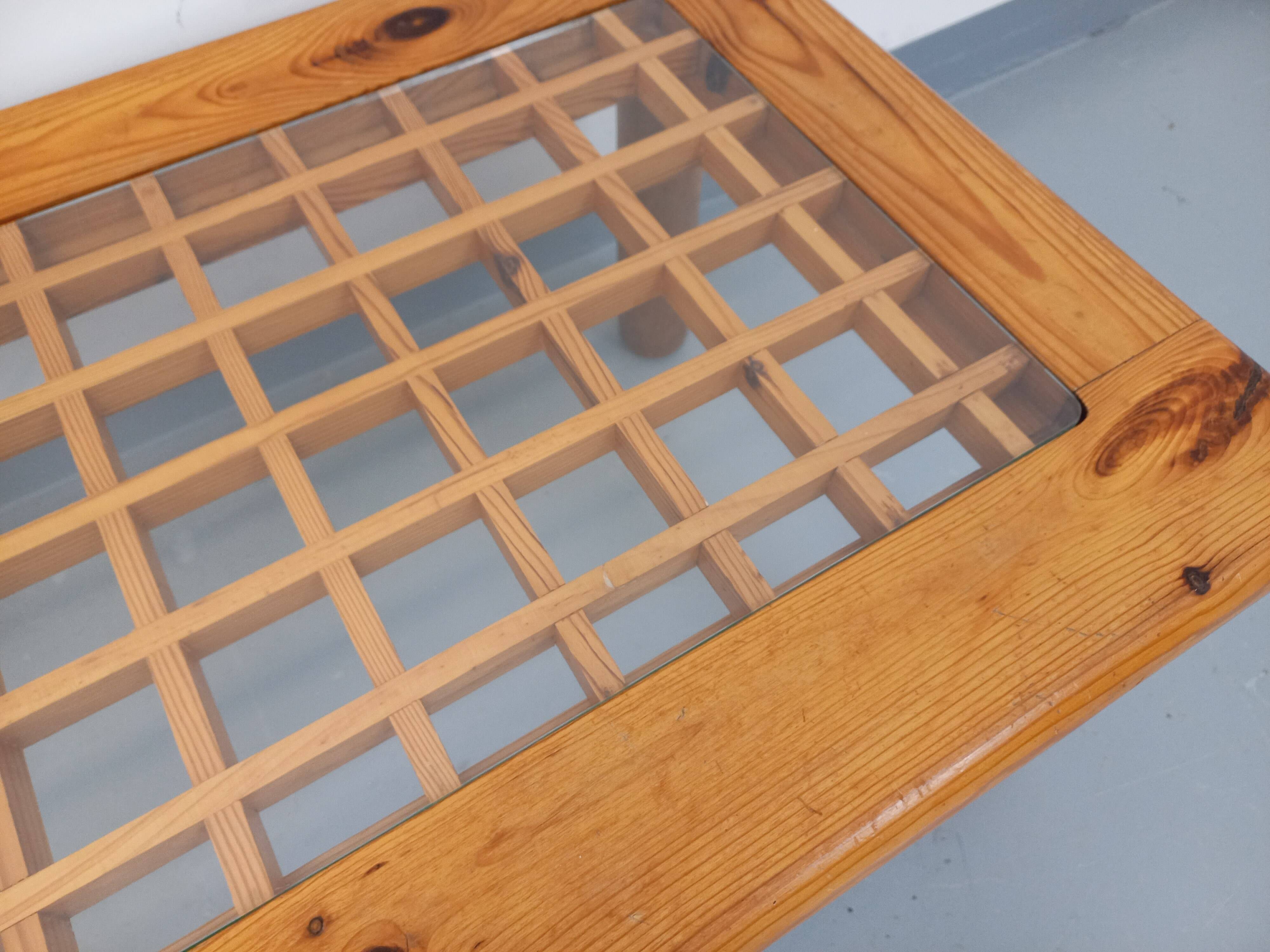 Vintage modernist coffee table in pine and glass from the 70s and 80s.
