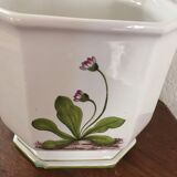 Cover - white ceramic pot decorated with stylized flowers.