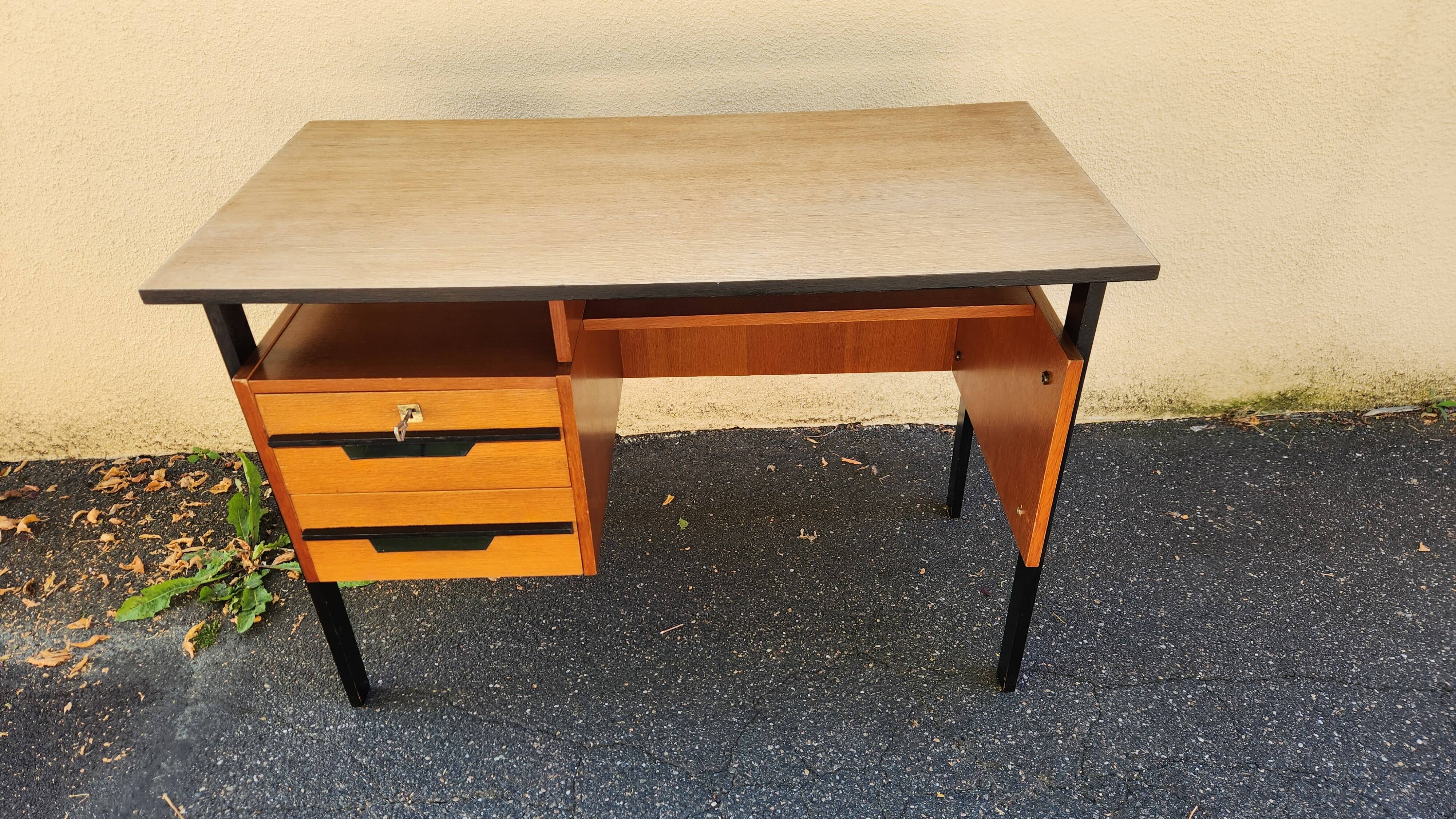 Desk with a beautiful 1960/70 look, 3 drawers + key, black legs