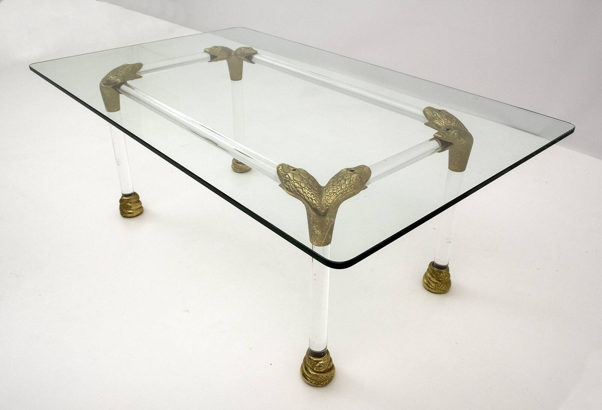 Table basse italienne en Lucite et laiton du milieu du siècle avec détails en tête de serpent
