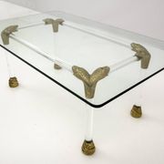Table basse italienne en Lucite et laiton du milieu du siècle avec détails en tête de serpent