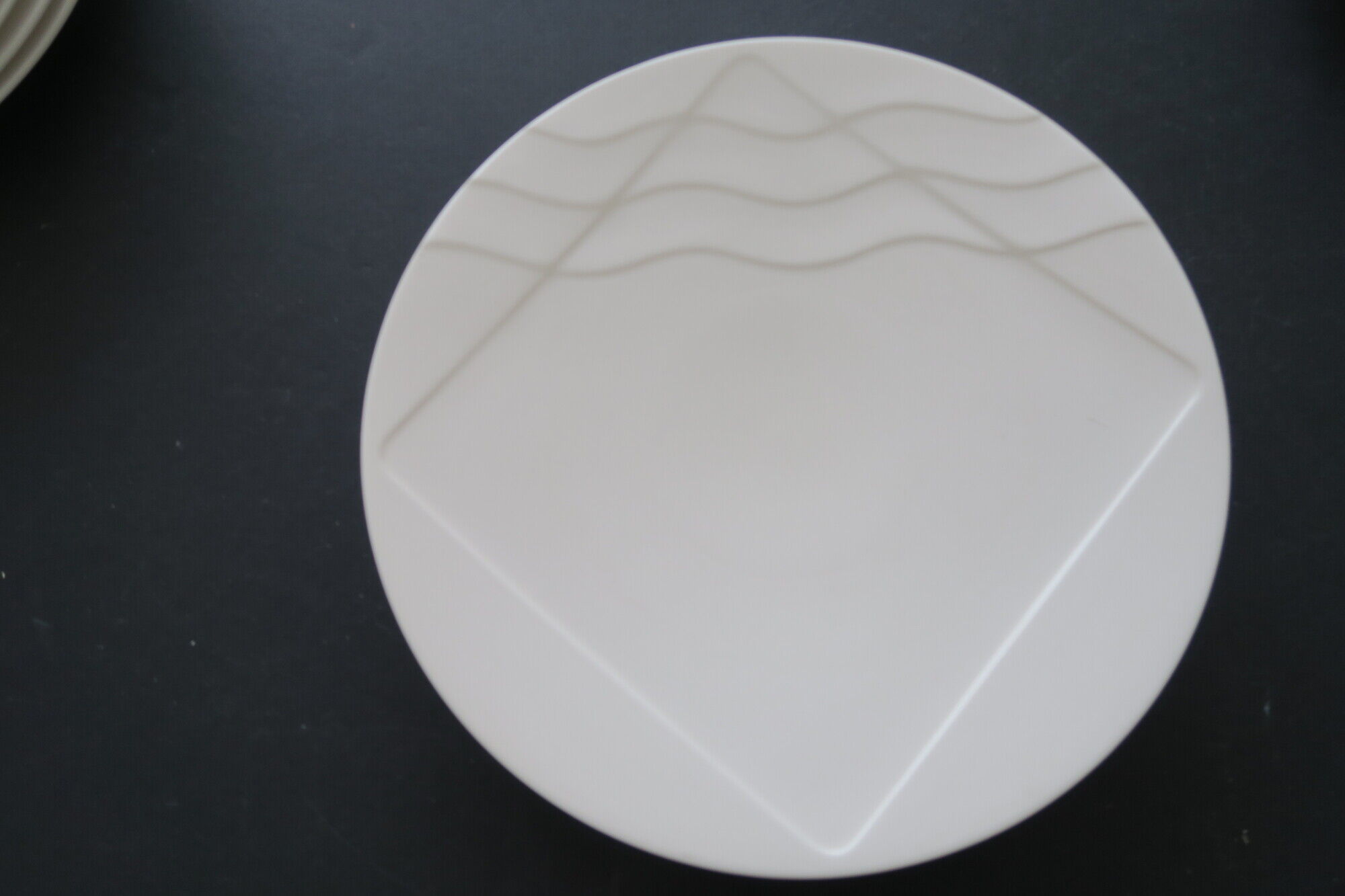 6 Flat plates Salins Studio curved lines Vintage 1980 style Memphis design Pierre Cazenove