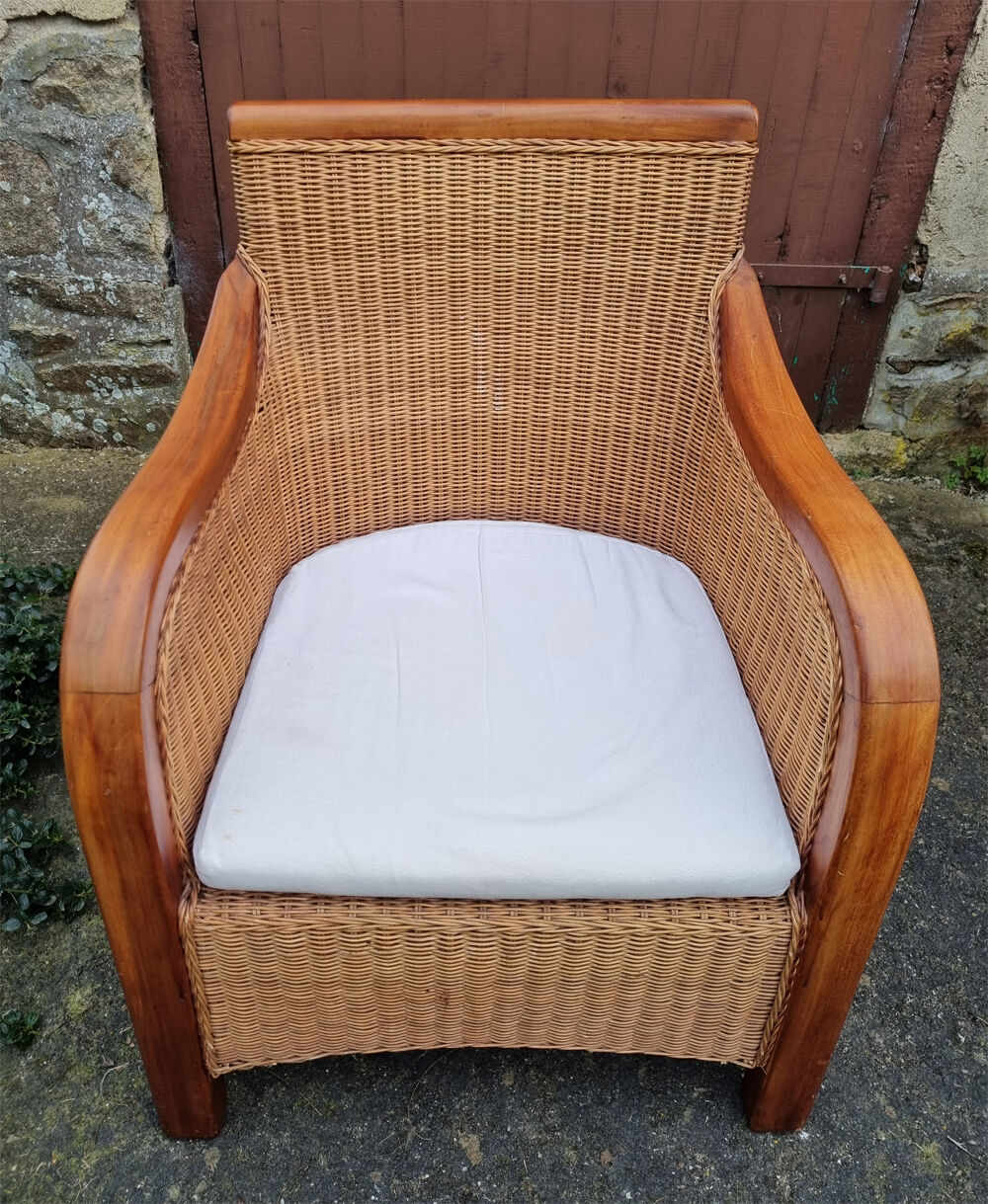 Fauteuil esprit colonial, bois et rotin, accoudoirs