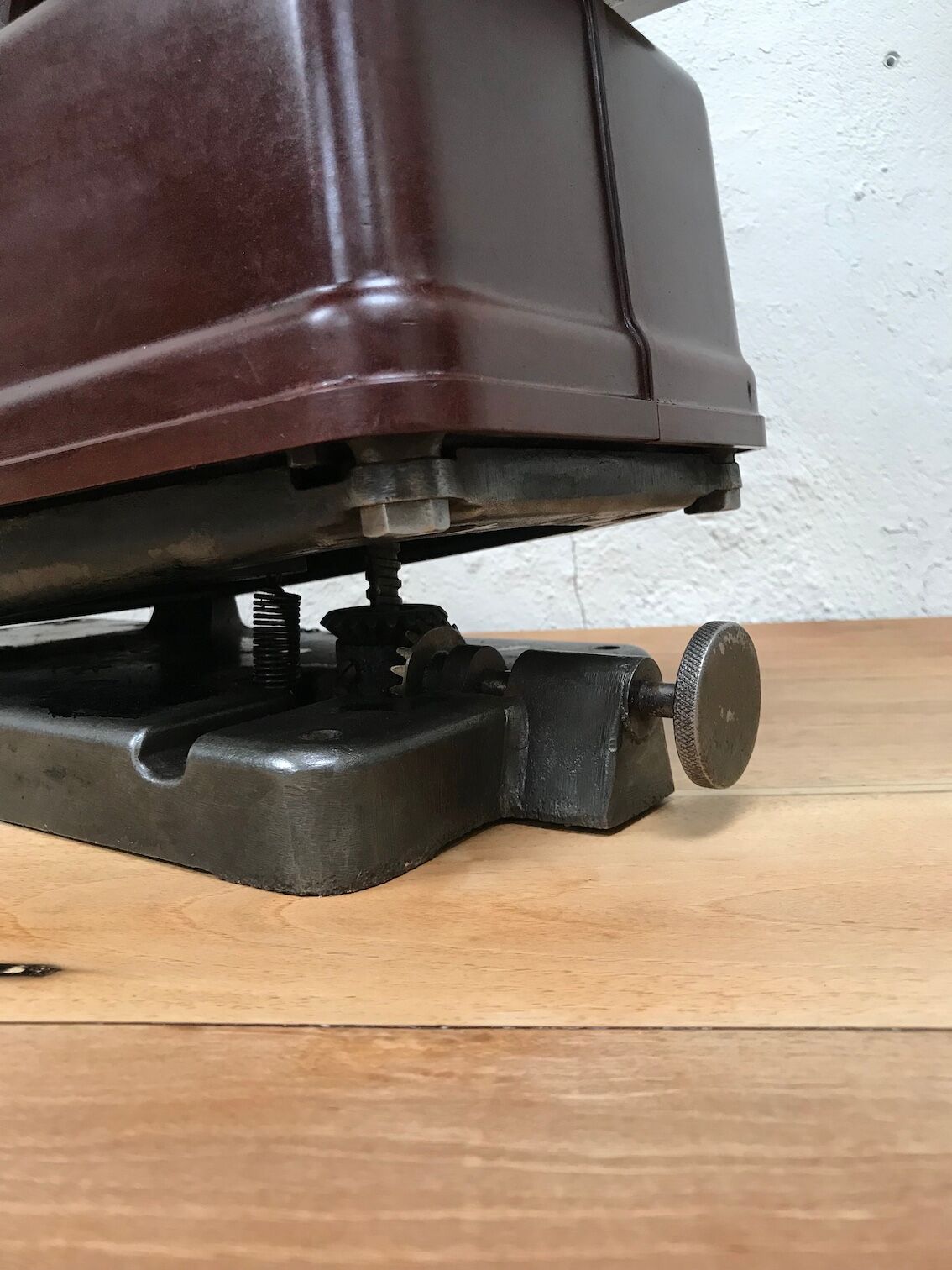 Testut kitchen scale in bakelite