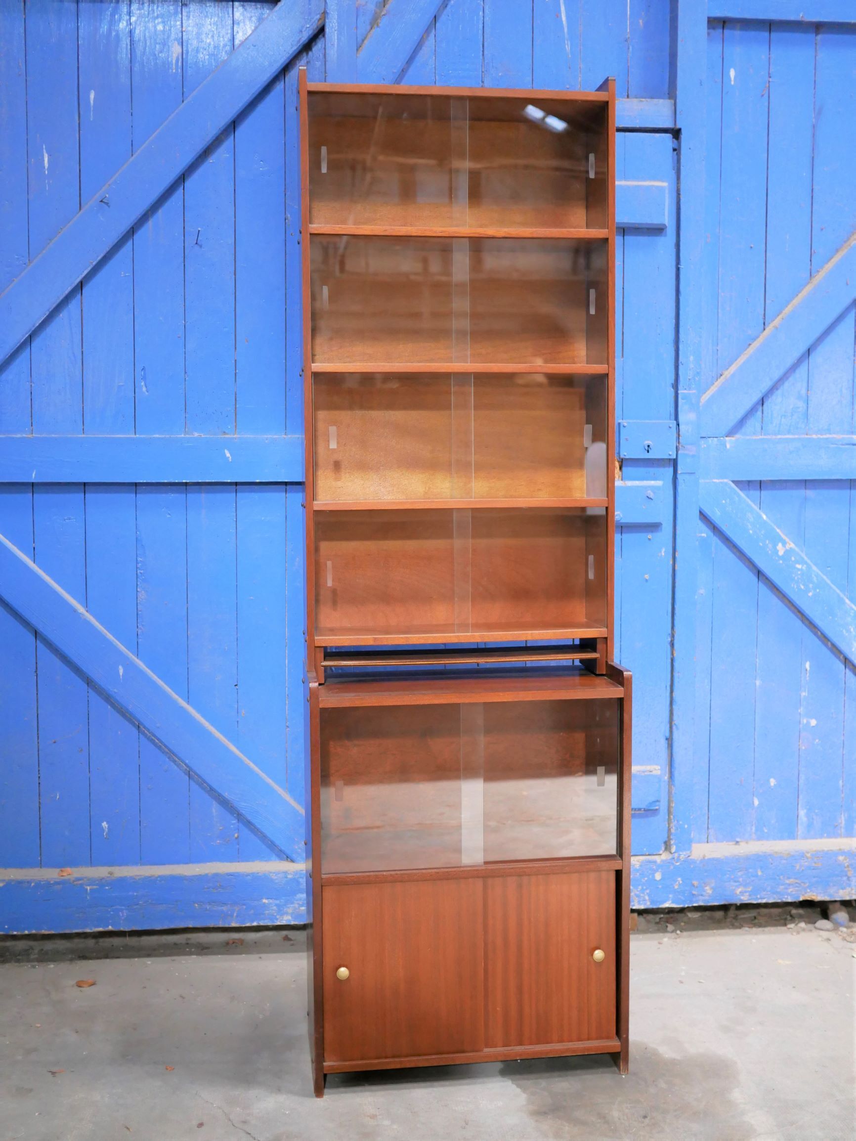 Vintage showcase library