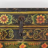 Malle ancienne en bois avec illustrations de pivoines, Chine, vers 1900