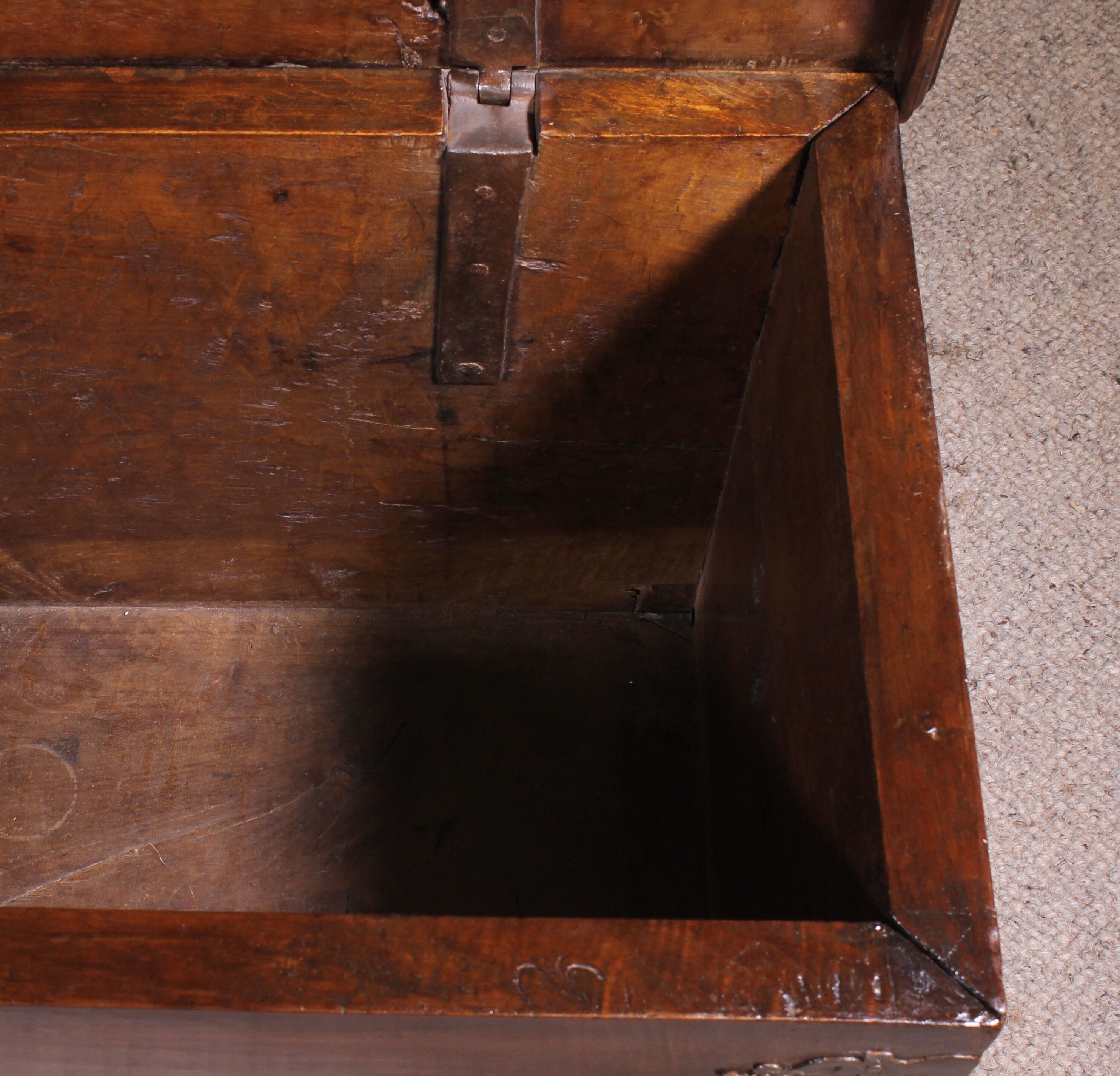 Spanish Renaissance chest in walnut - 16th century