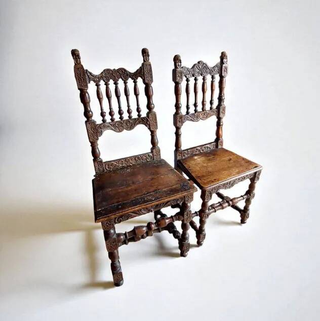 Paire rare de chaises sculptées, fabrication italienne du XVIIe siècle.