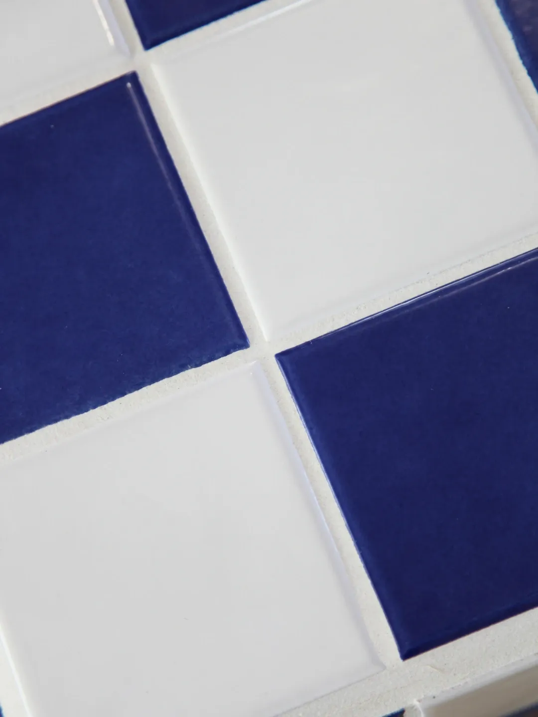 Table basse carrelée bleue et blanche damier