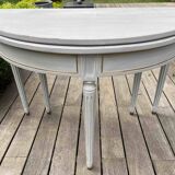 Extendable half-moon table