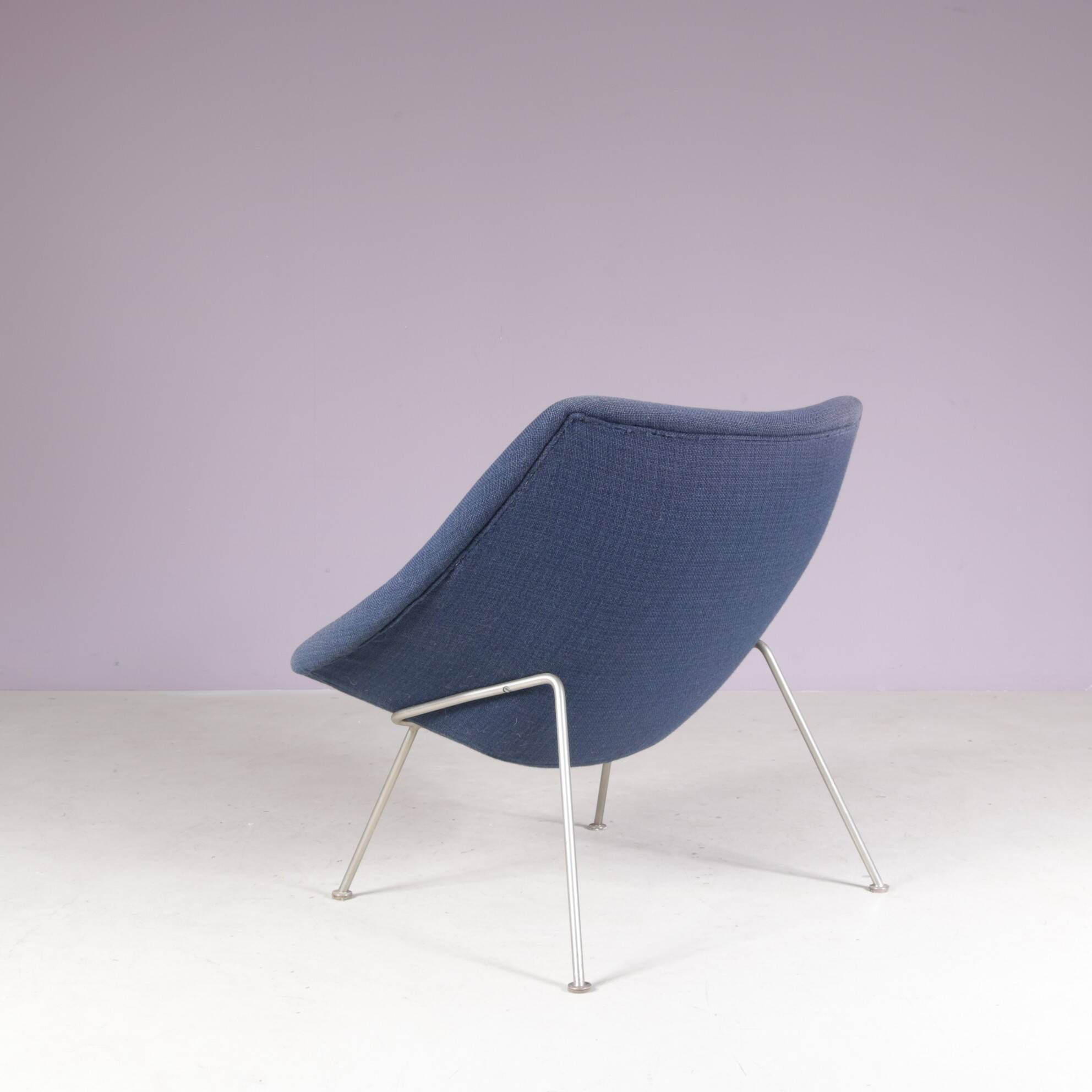 Fauteuil à huître pour femme des années 1950 sur base en chrome mat avec rembourrage bleu par