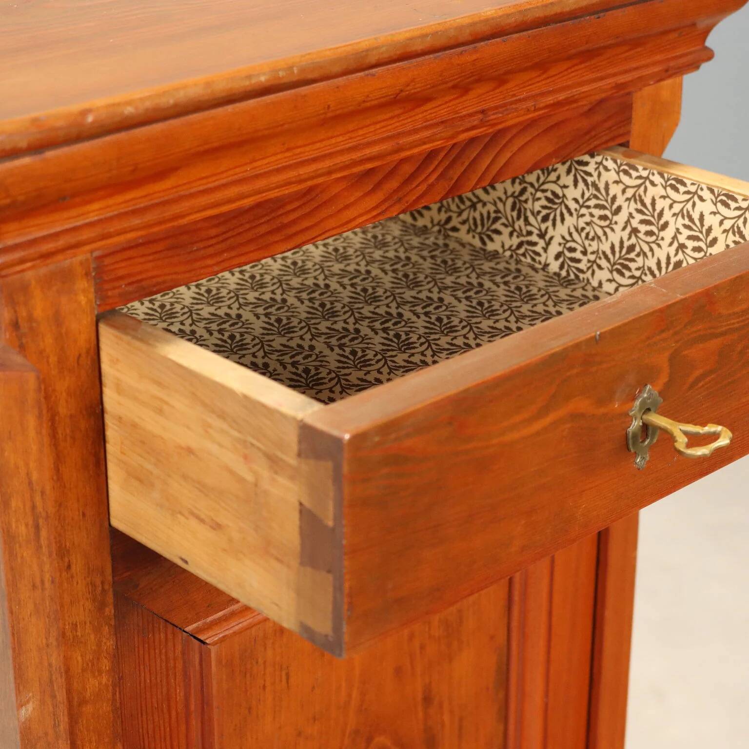 Table de chevet en mélèze - Italie fin XIXe siècle