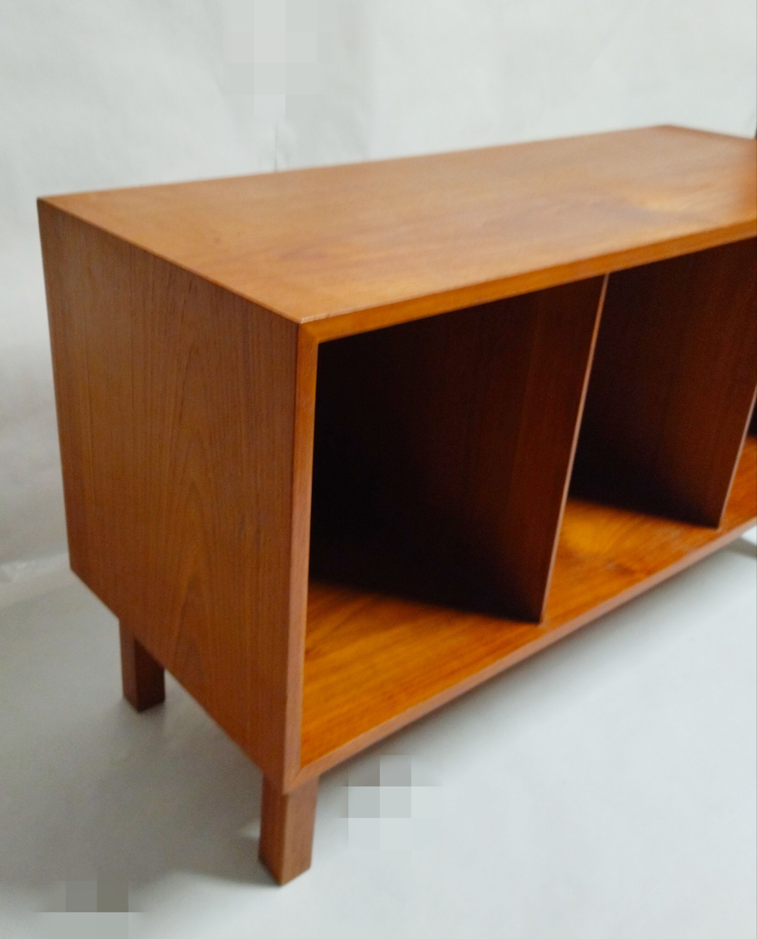 Scandinavian open teak row