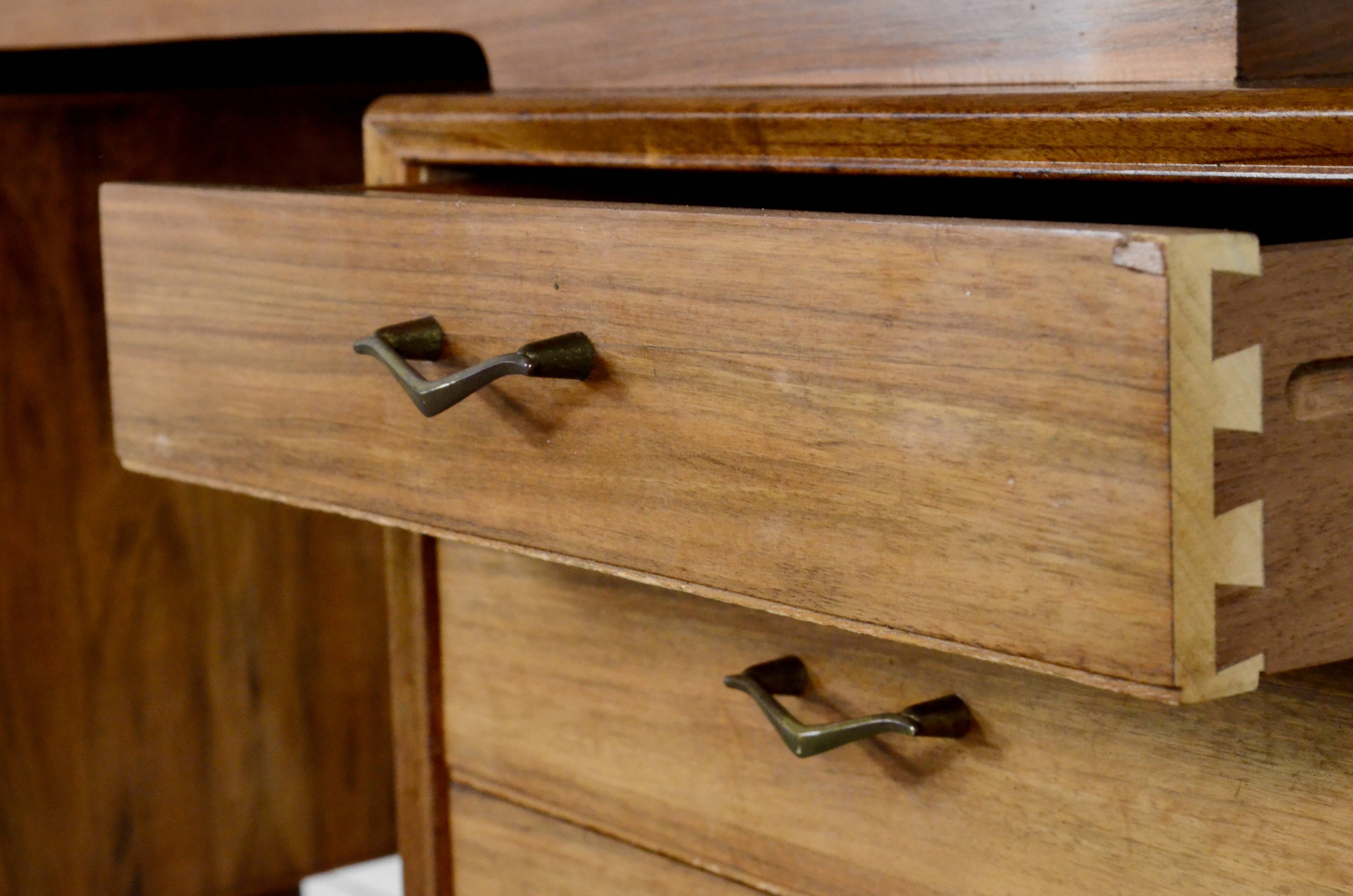 Bureau Alfred Cox du milieu du siècle en noyer et laiton. Style rétro/moderne/da