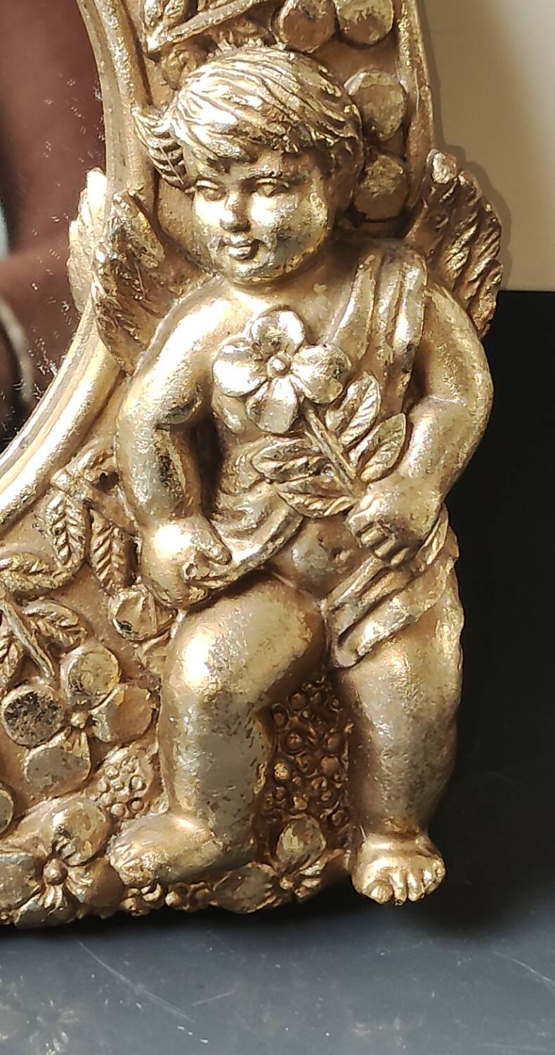 Shabby Chic round mirror. Putti/Cherub decor. Floral motifs. Dimensions: 20 x 20 cm.