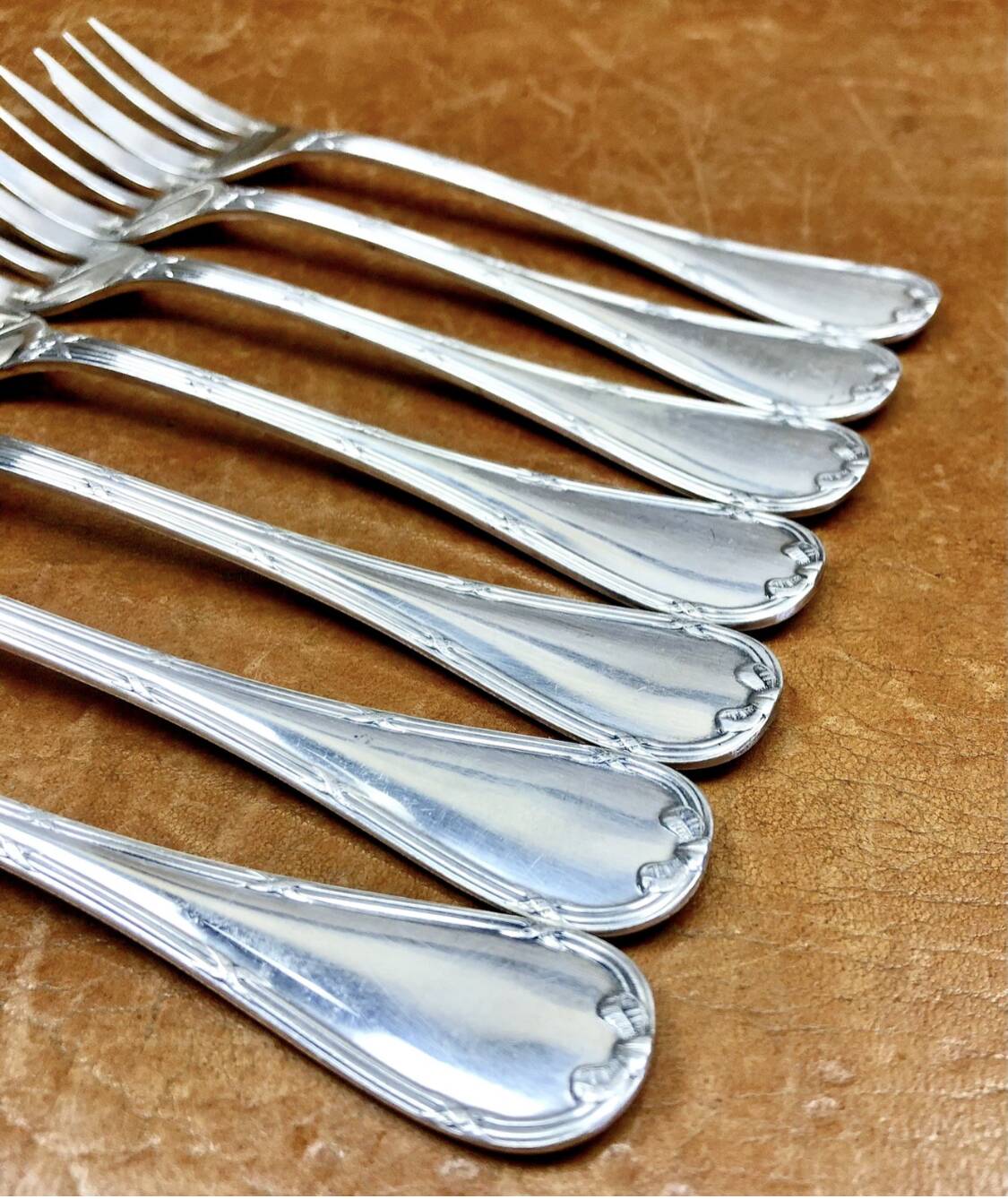 7 Christofle silver-plated oyster forks with Louis crossed ribbons