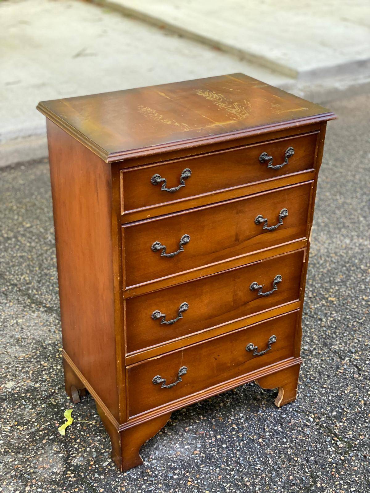 English chest of drawers in light wood with 4 drawers