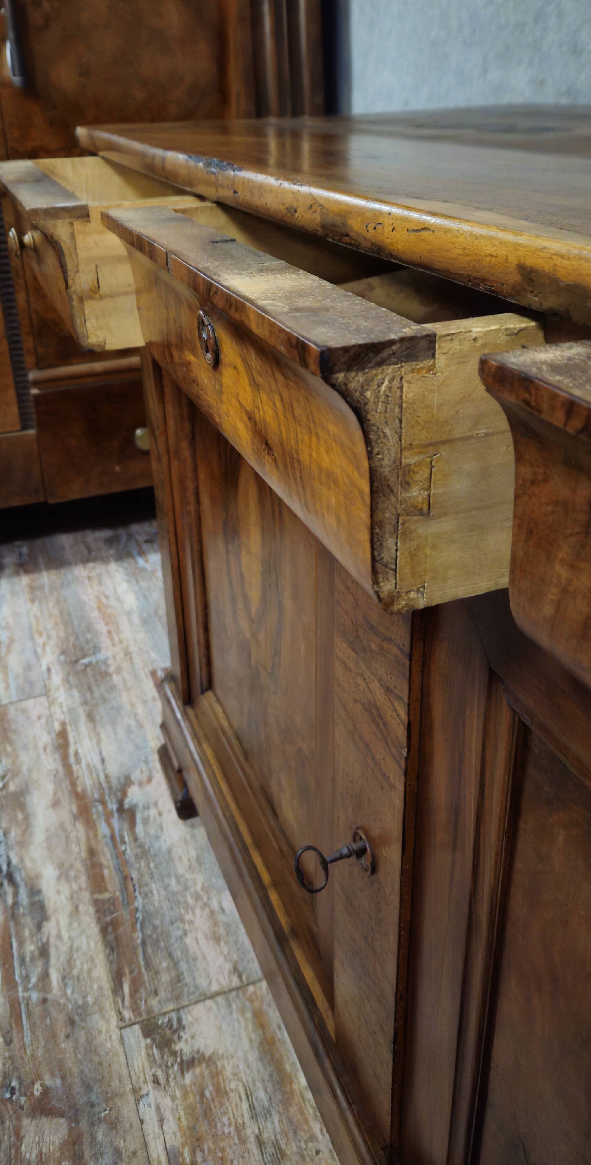 Buffet ancien époque Louis Philippe en noyer, XIXᵉ siècle