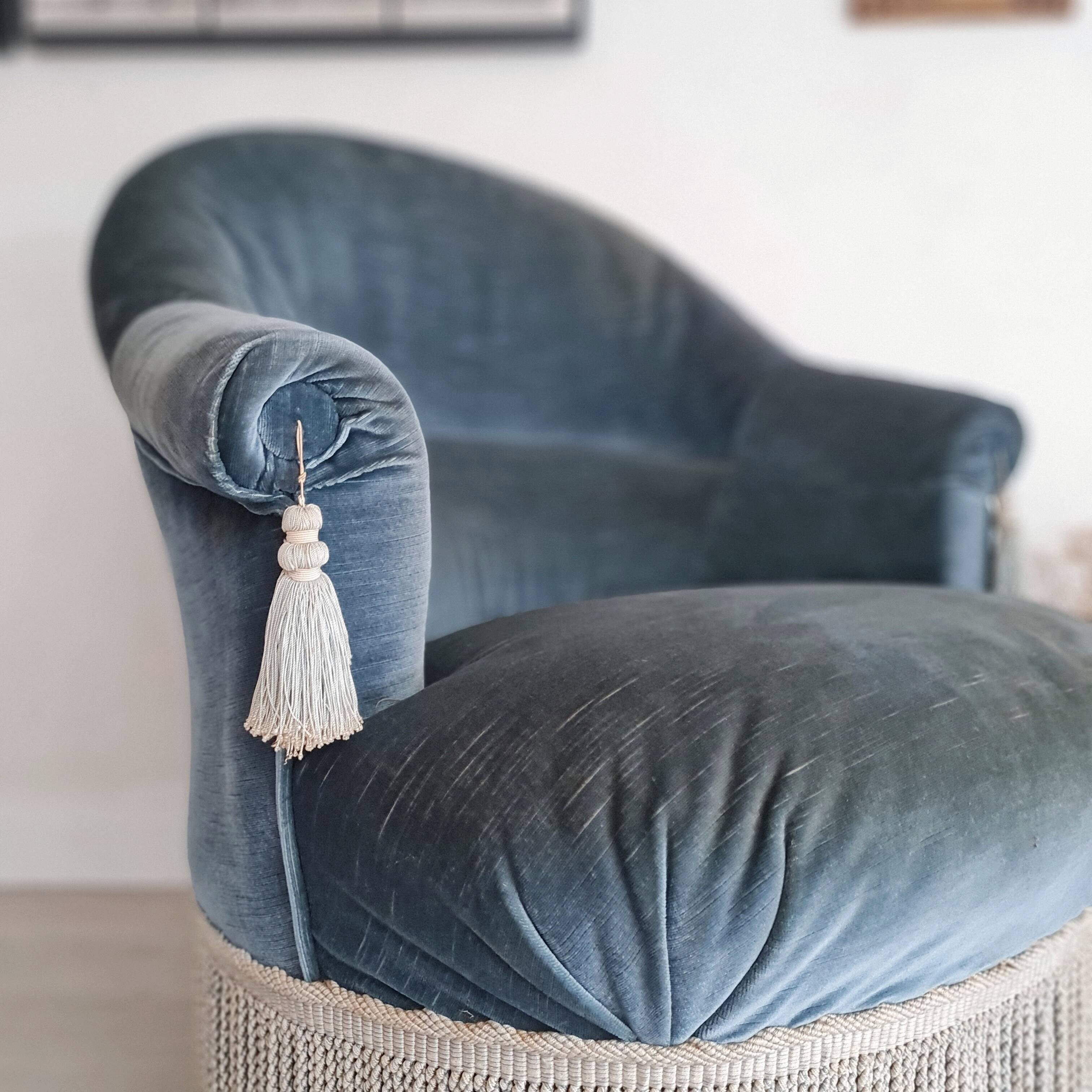 Blue velvet toad armchair with fringes
