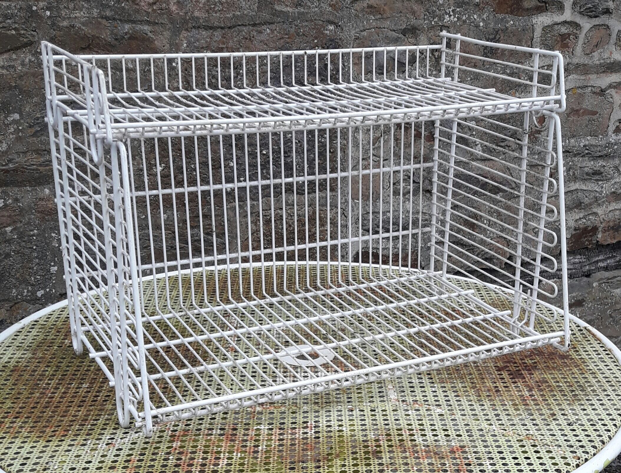 Interlocking rack made of sheathed metal wire