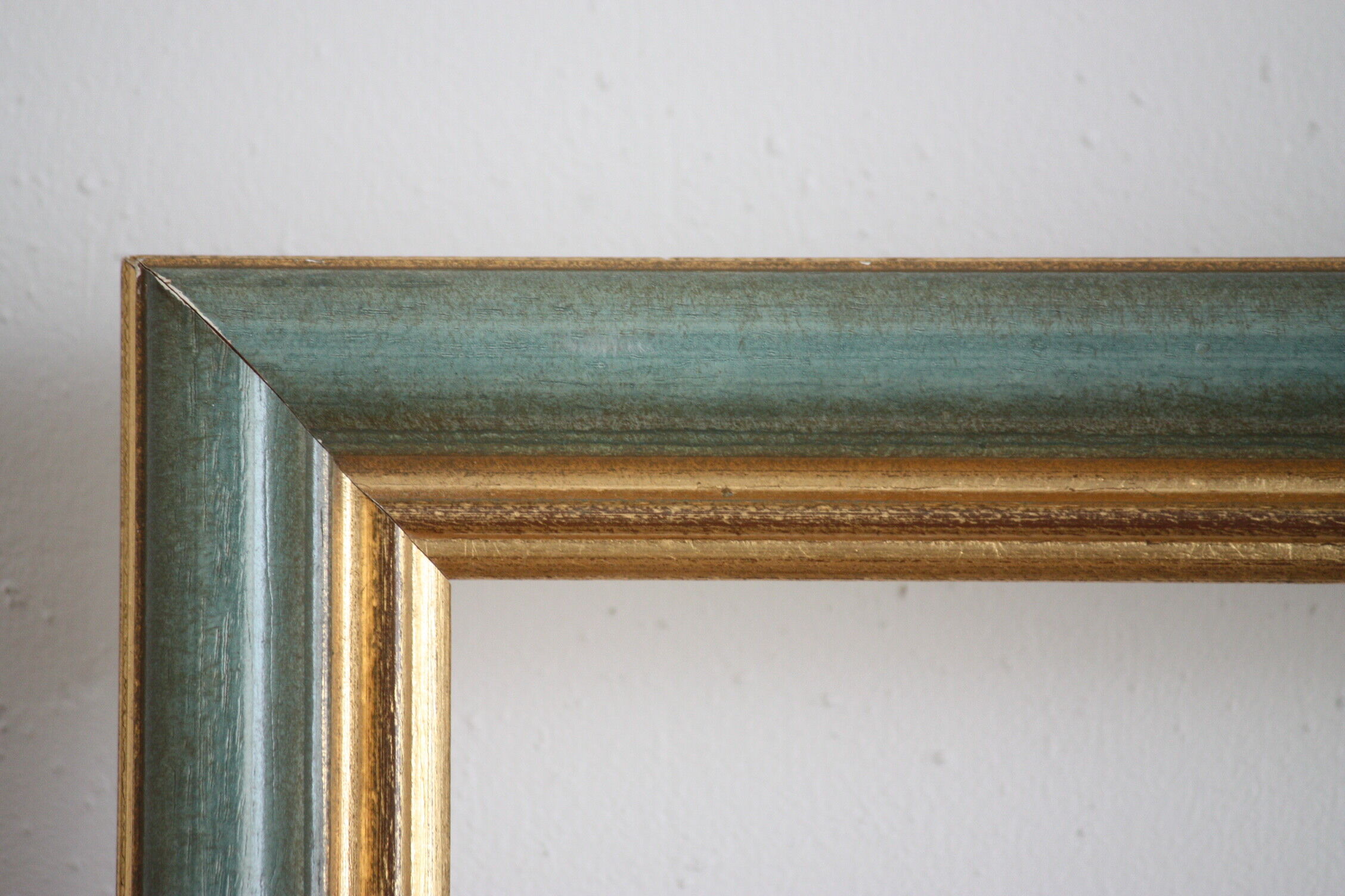 Frame in gilded and green wood