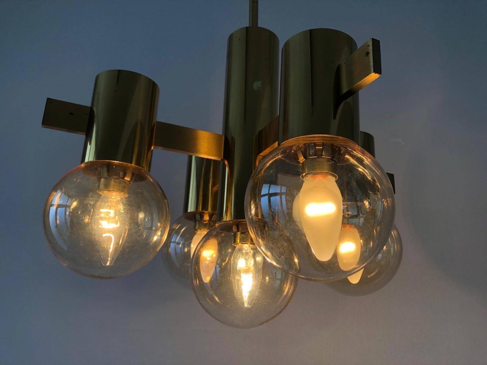 Lustre en laiton et verre fumé attr. H. Agnes Jacobsson, années 1960, Suède