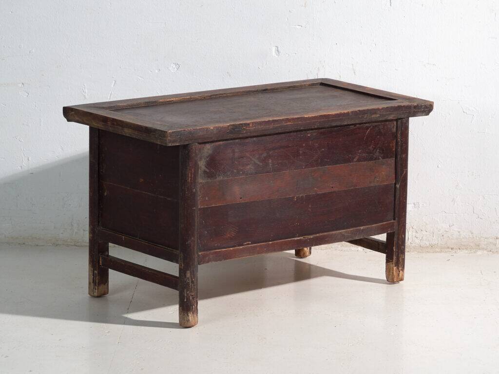 Meuble bas d’autel chinois à deux portes et patine sombre – Chine, vers 1900