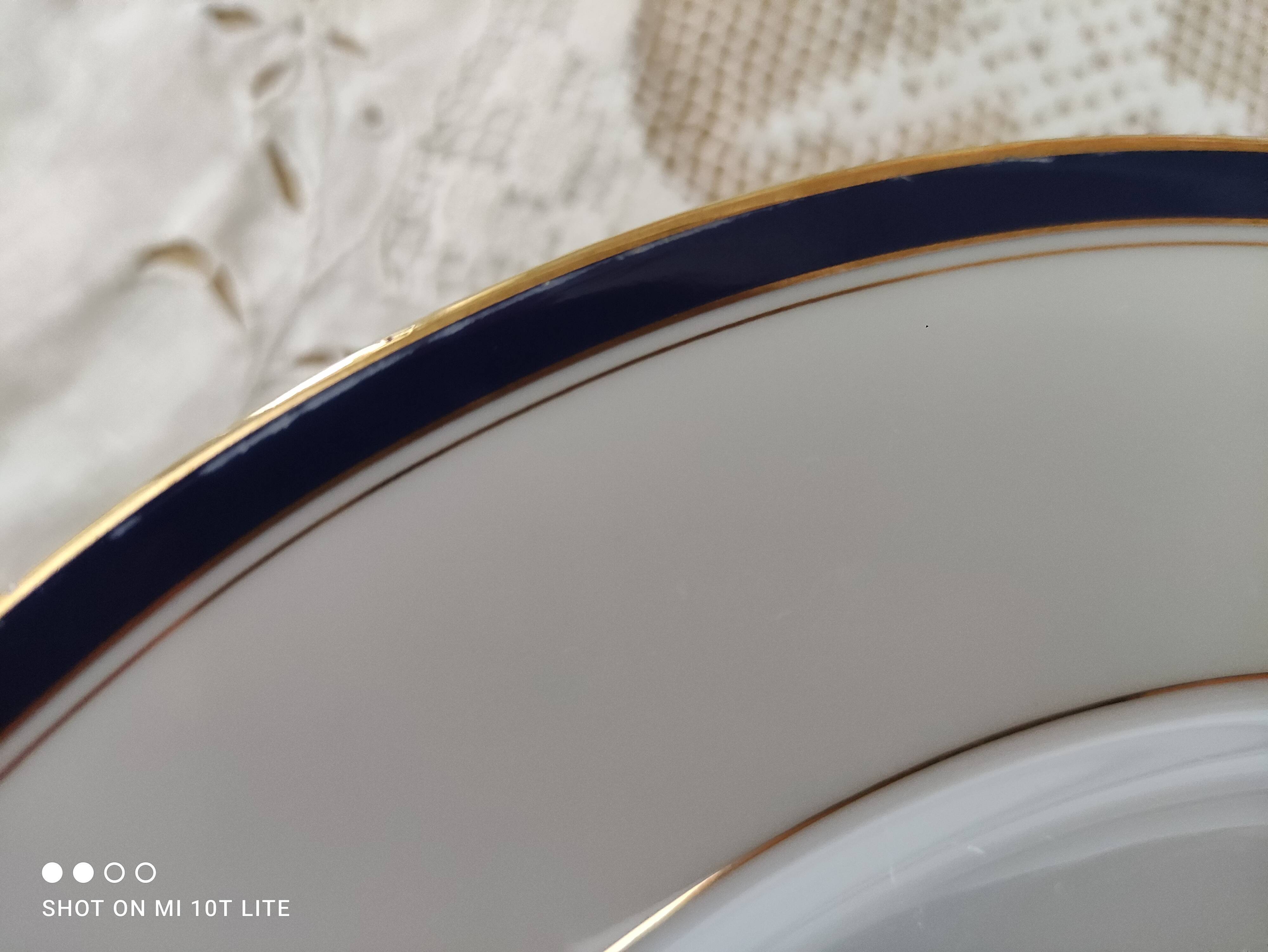 Lot 2 de 12 assiettes en porcelaine de Limoges liseré bleu nuit et doré