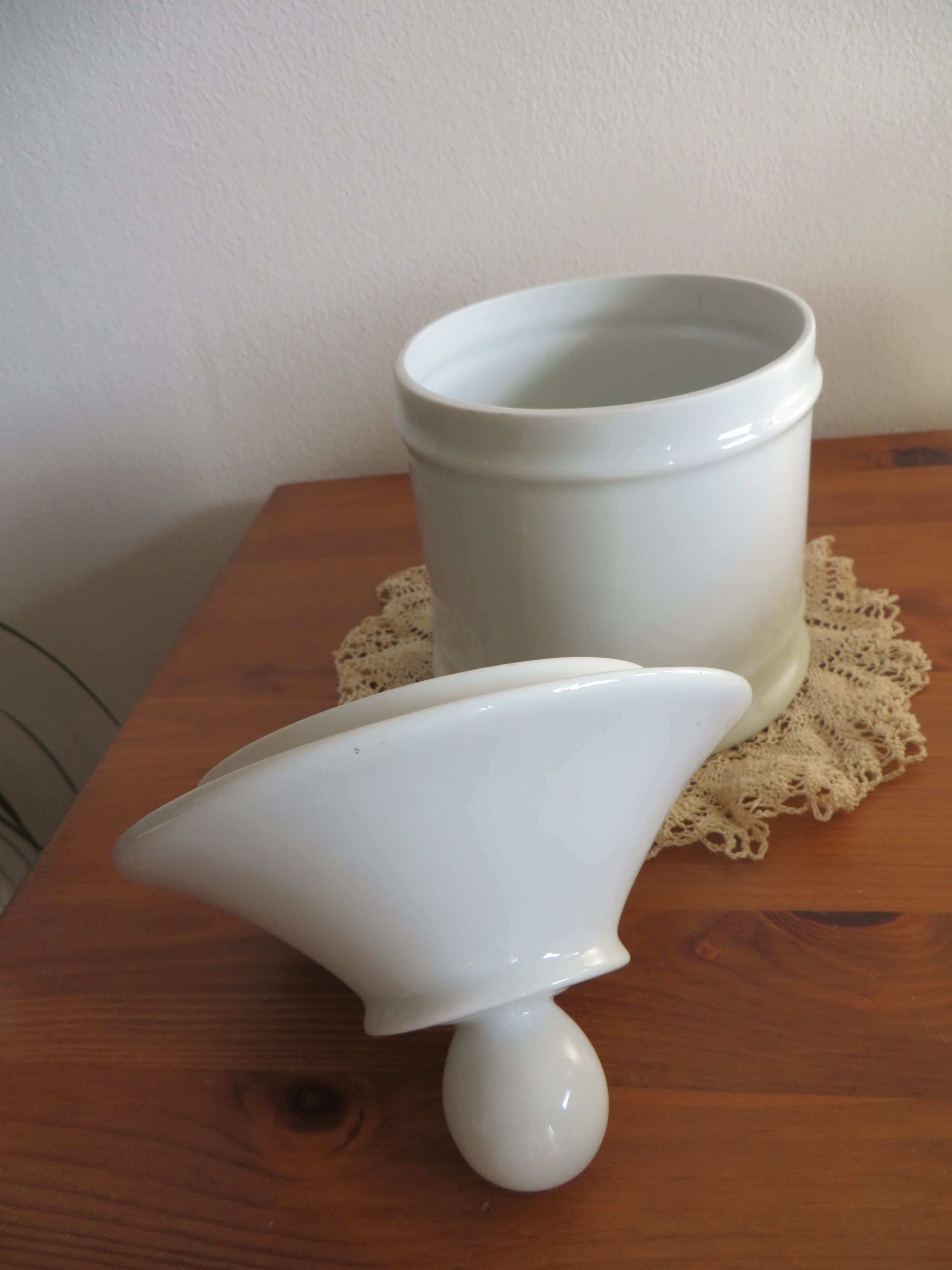 Porcelain pot with lid