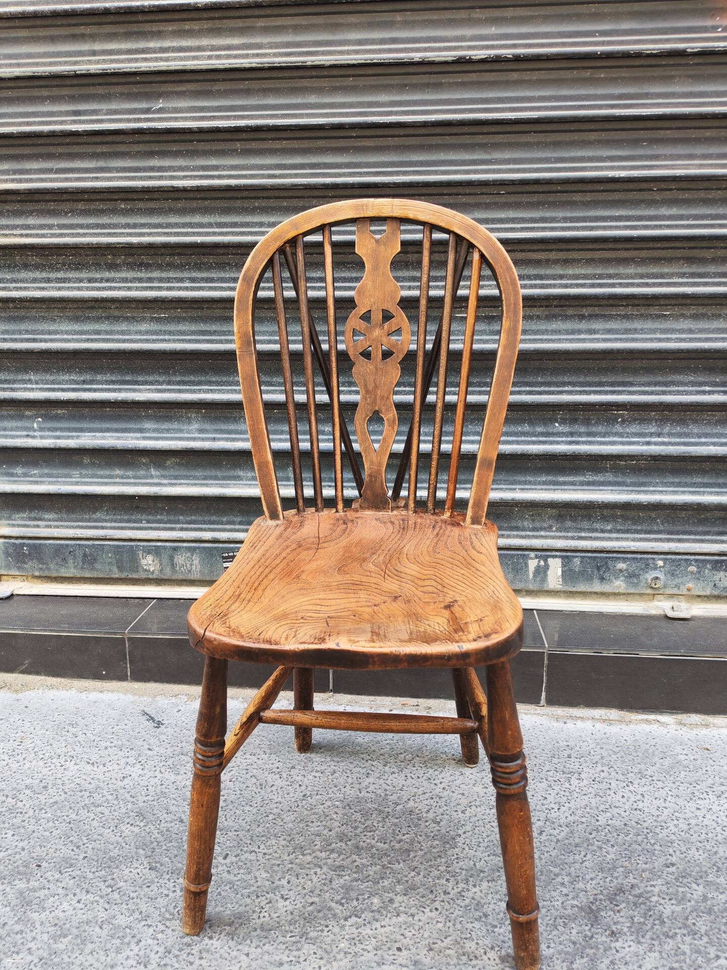 Ancienne chaise Windsor en orme massif. 