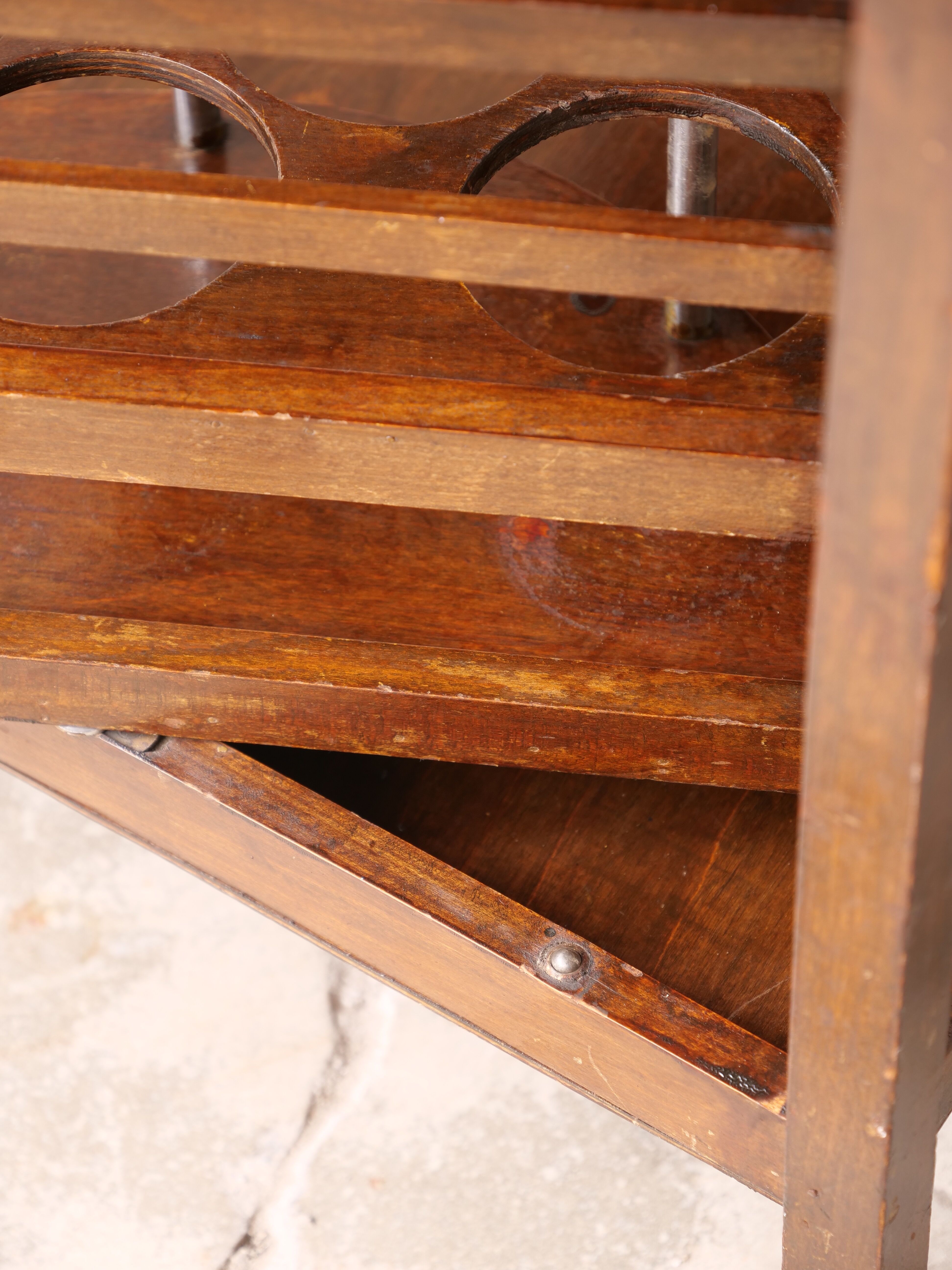 Serving art deco tork